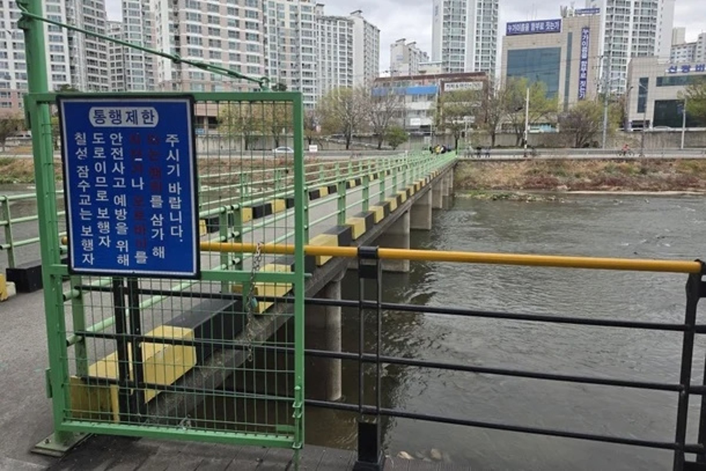 北區七星洞附近的潛水橋下,發現一個神祕行李箱在新川水面上隨波漂流。(翻攝自韓聯社)