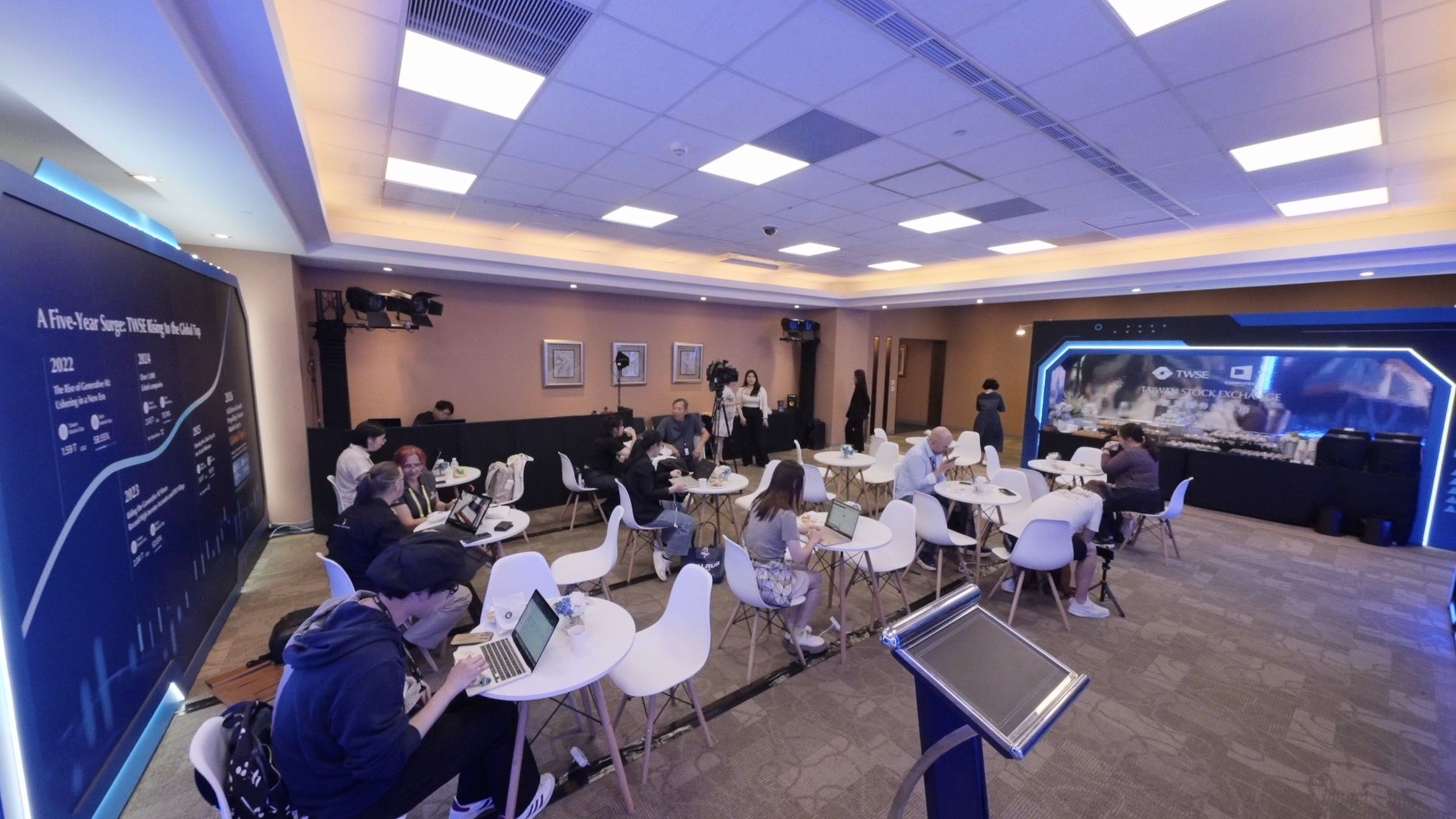 證交所於南港展覽館一館4樓,打造科技感「TWSE Media Lounge」。