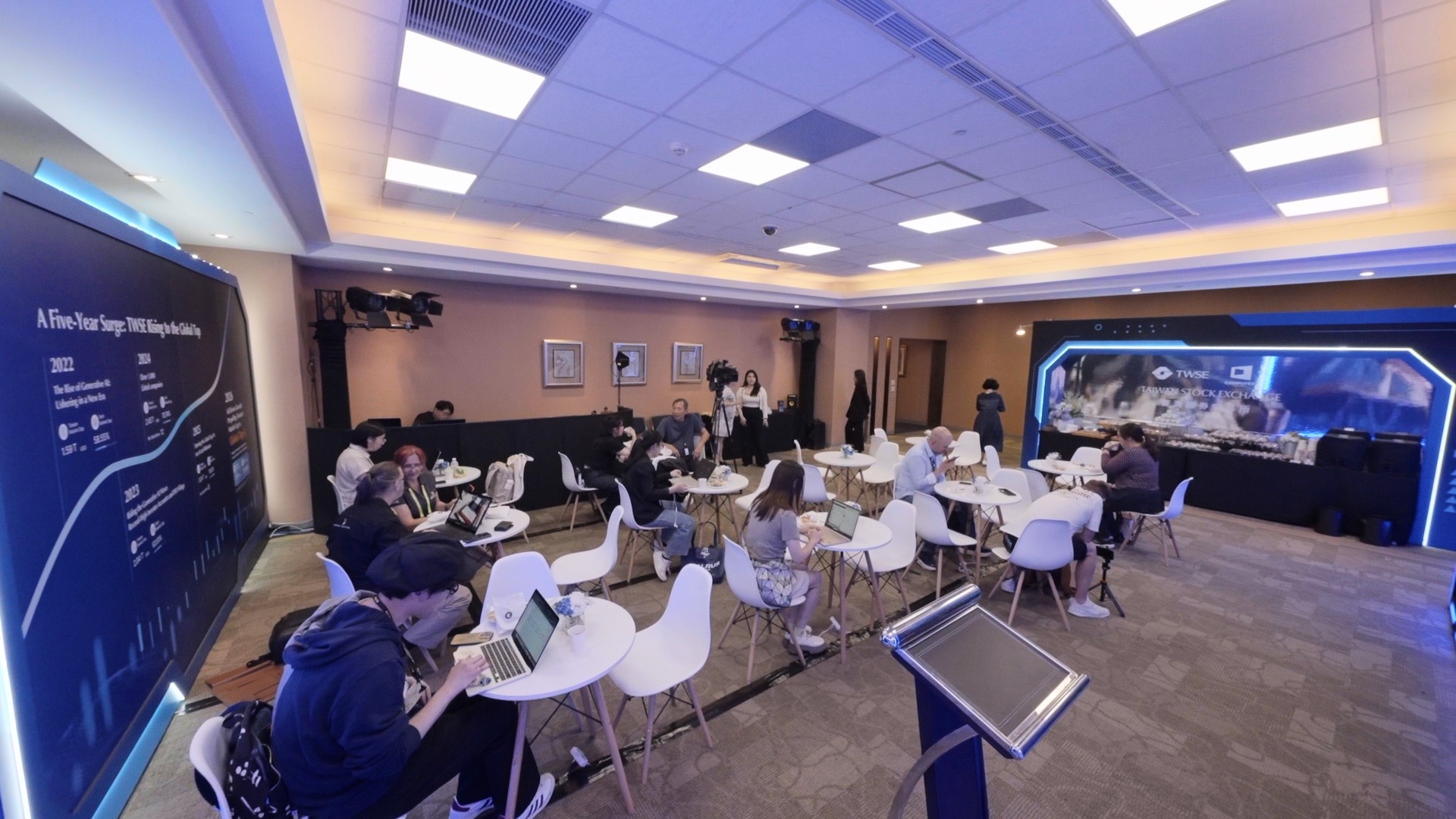 證交所於南港展覽館一館4樓，打造科技感「TWSE Media Lounge」。