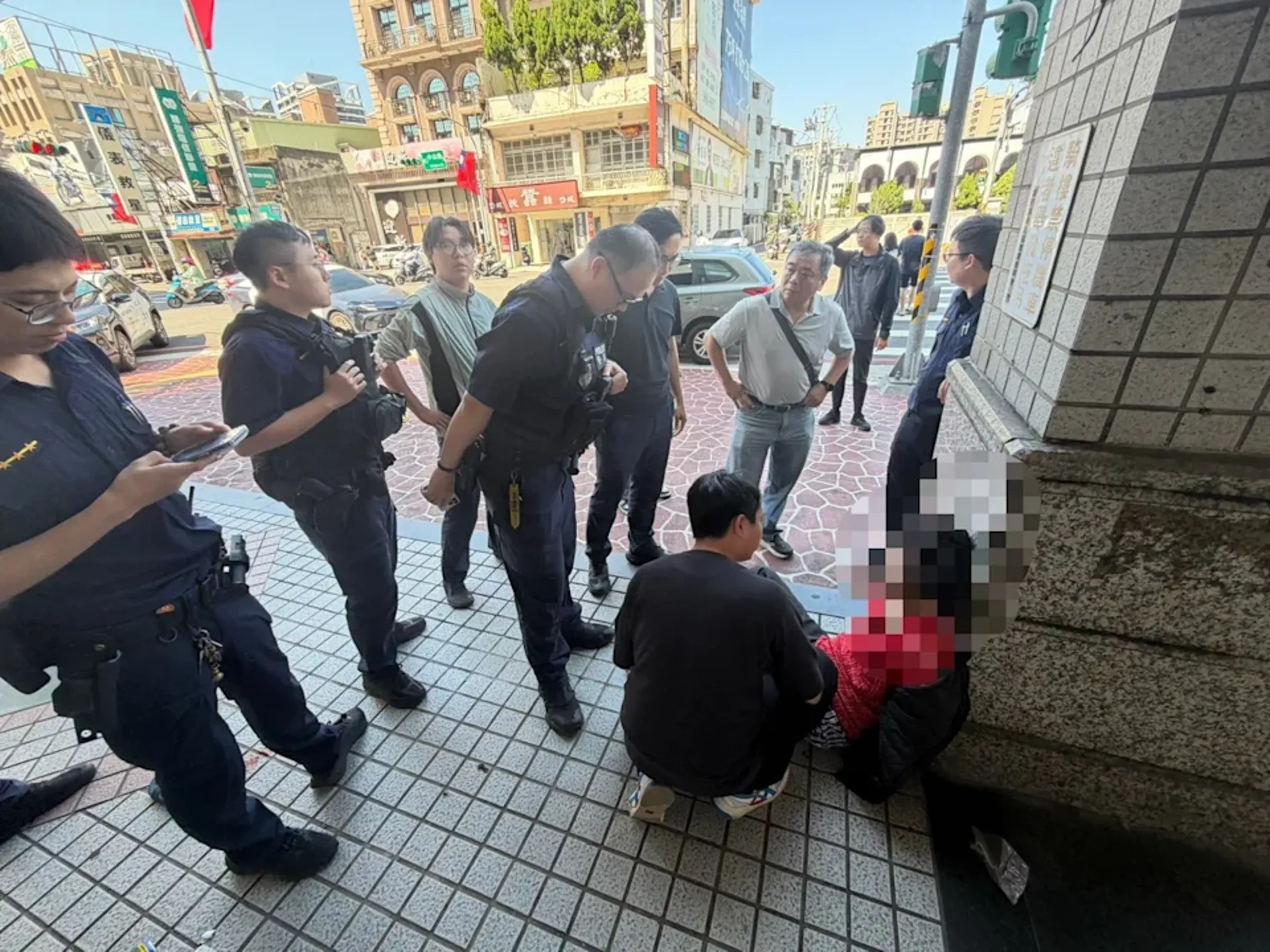 33歲李姓男子因長期無業借住阿姨家,竟涉嫌拿著阿姨給的零用錢購買凶器並痛下殺手。其犯案後逃亡近21小時,最終於桃園遭警方逮捕歸案。(翻攝畫面)