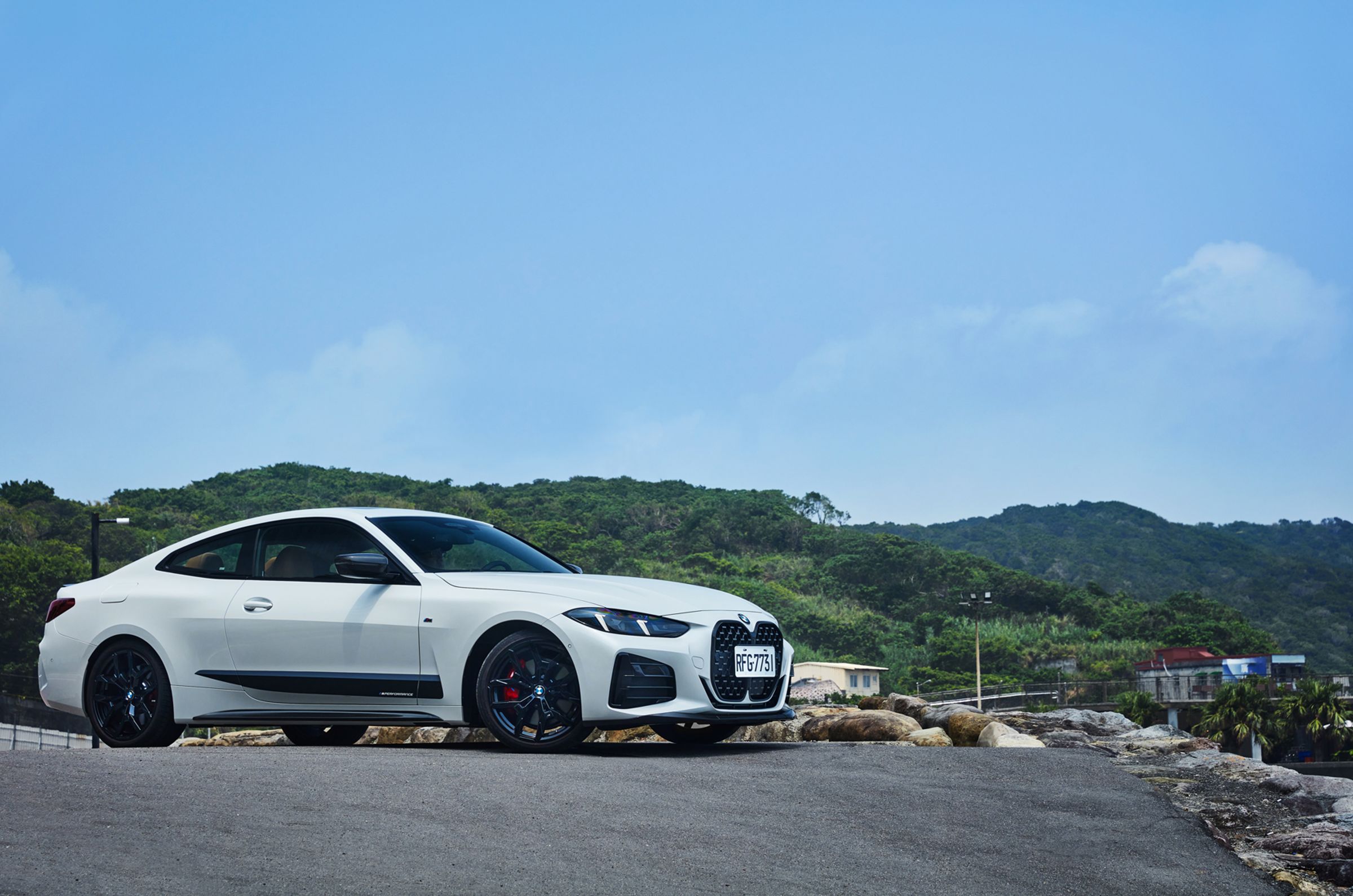 標配M跑車化電子懸吊系統，阻尼硬度可隨著Eco Pro、Eco Pro Individual、Comfort、Sport、Sport Individual、Sport Plus共6 種行車模式變化，在舒適性與操控性之間取得平衡。