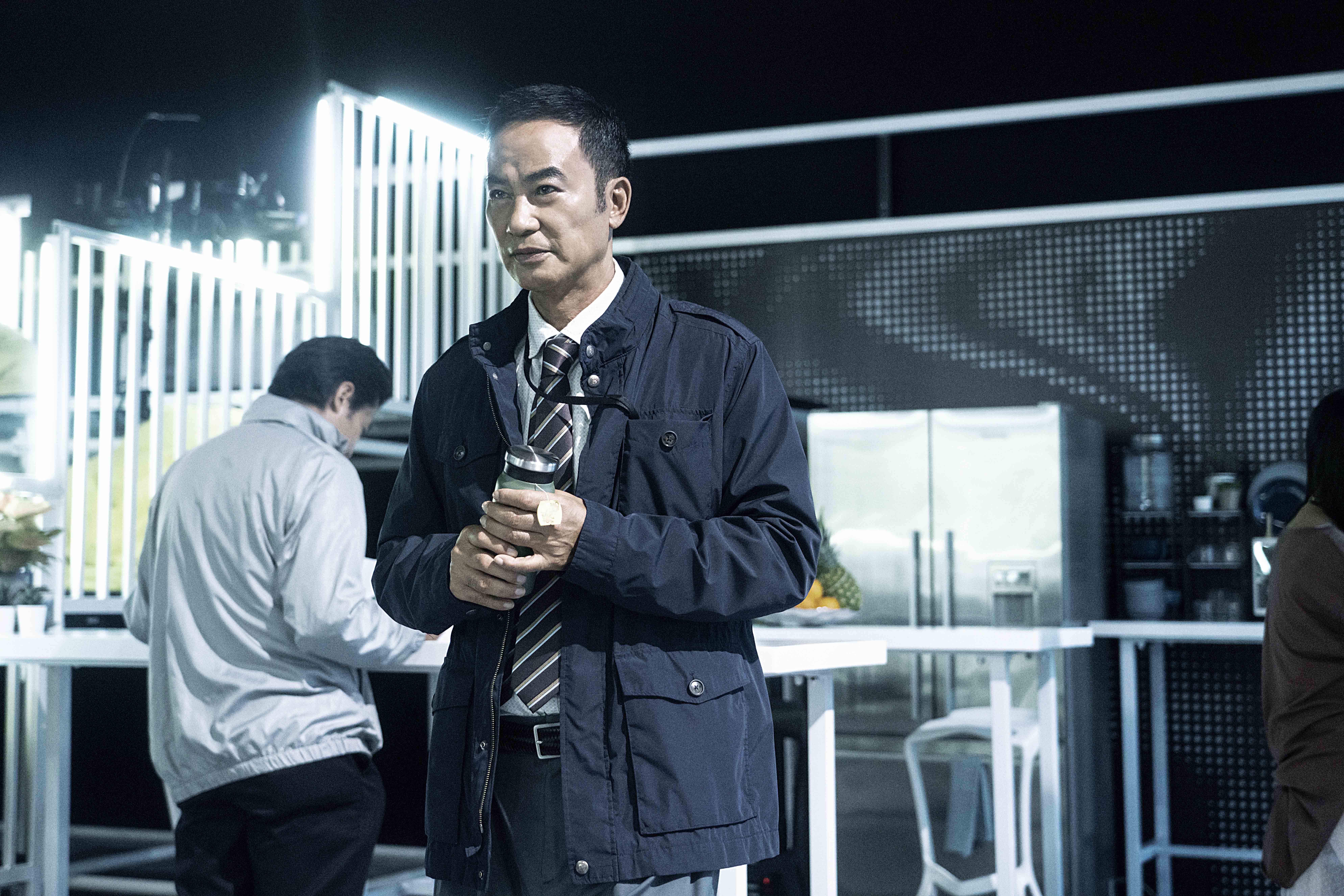 出身自警察家庭的任達華，在影壇堪稱「警察專業戶」，演過正直的好警察，也有邪惡反派警察角色。（LiTV提供）