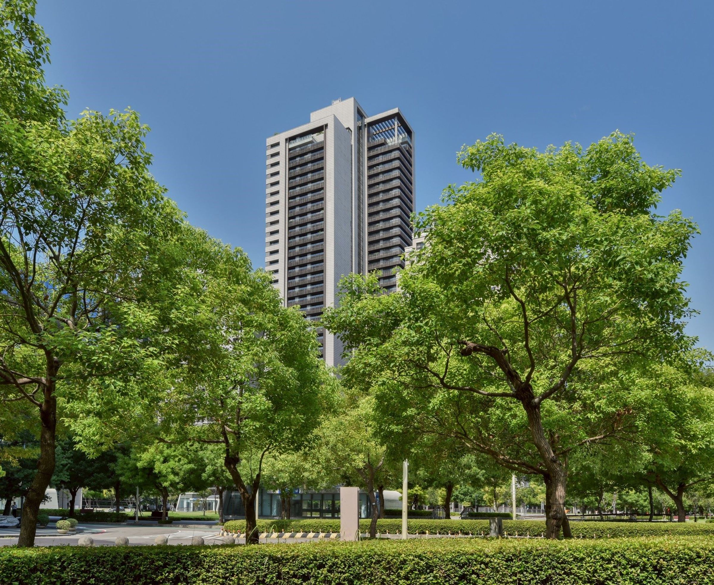 「寶璽天讚」坐落於新市政中心核心軸線，為區域少數面南且擁有超大棟距的超高層住宅。（業者提供）