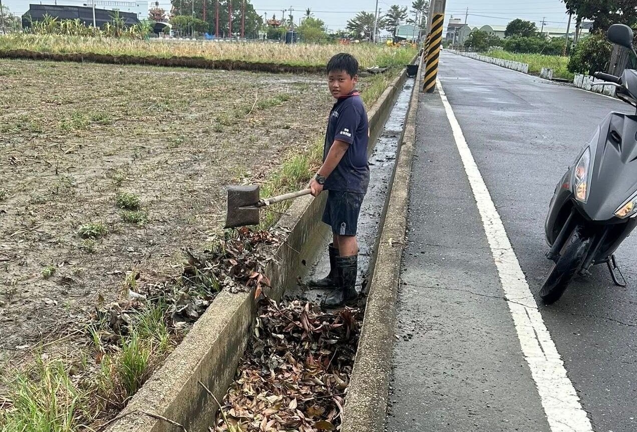 台南西港國中一名學生,災後主動清水溝,感動無數網友。(翻攝自我是西港人臉書)