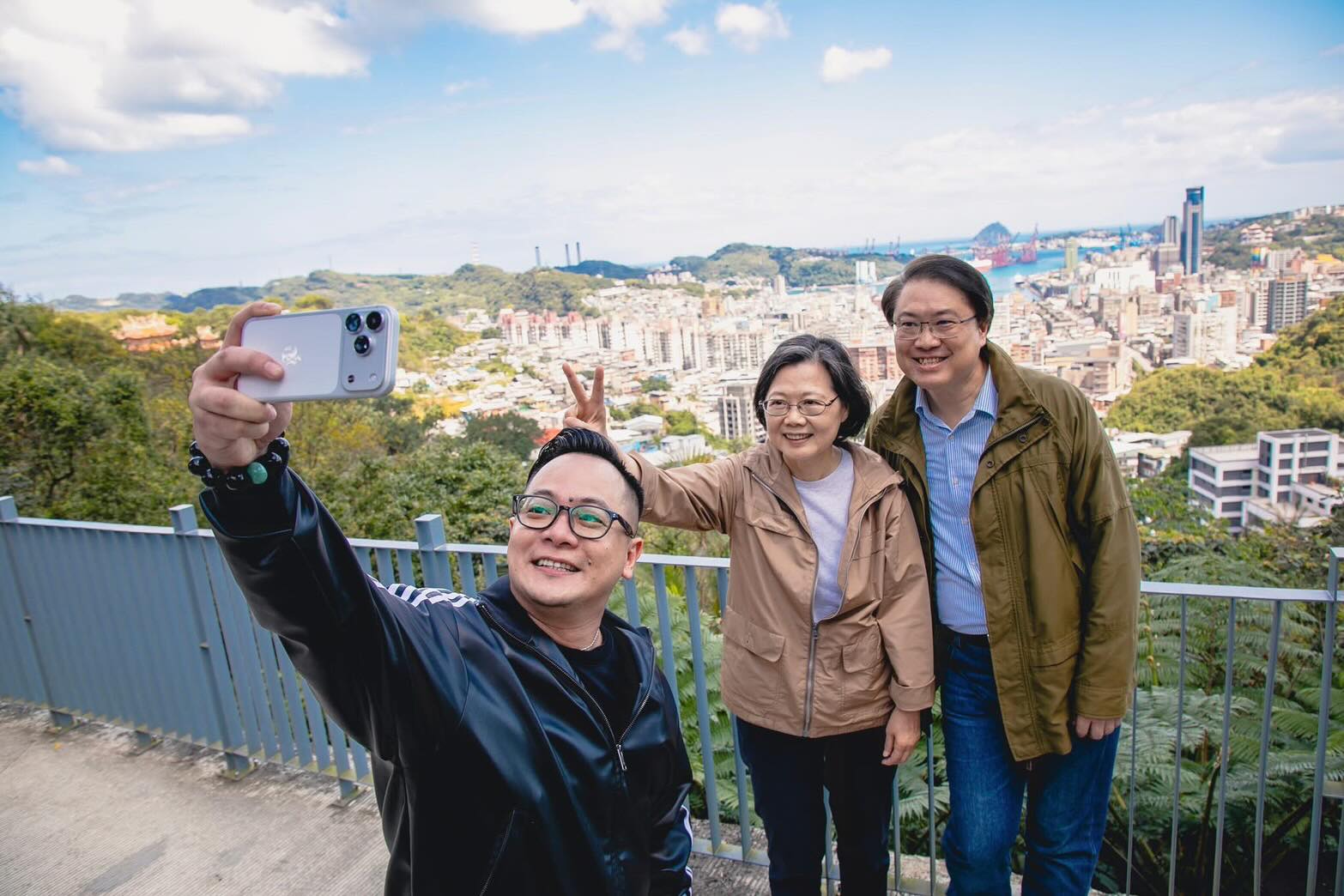 蔡英文於Threads貼文，虧童子瑋才39歲，爬山就「喘到不行！」該篇po文曝光，湧入許多網友留言熱議。（翻攝自蔡英文Threads）