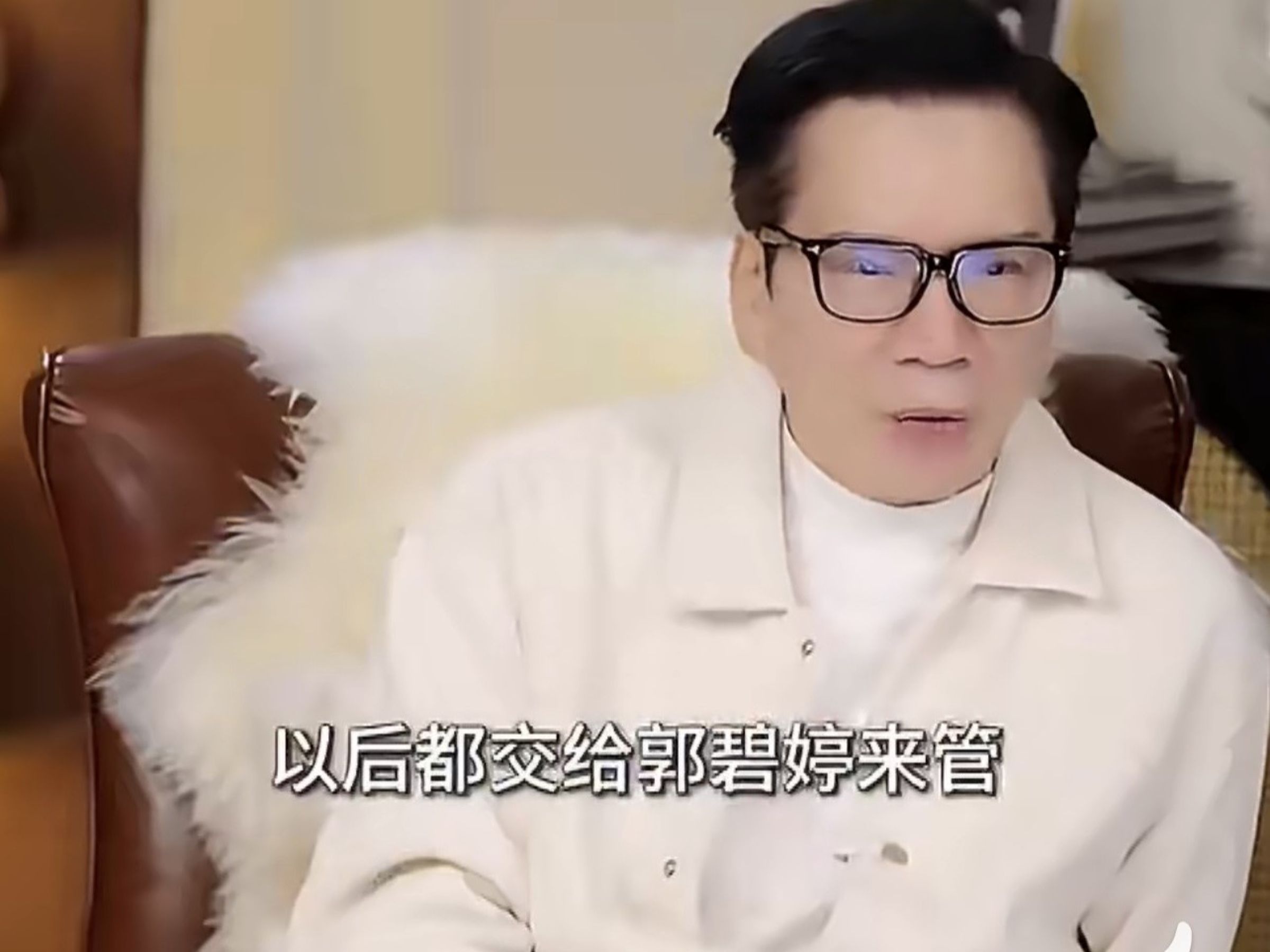 向華強將家族約500億港幣(約2000億台幣)的資產,交由長媳郭碧婷協助管理。(翻攝自微博)