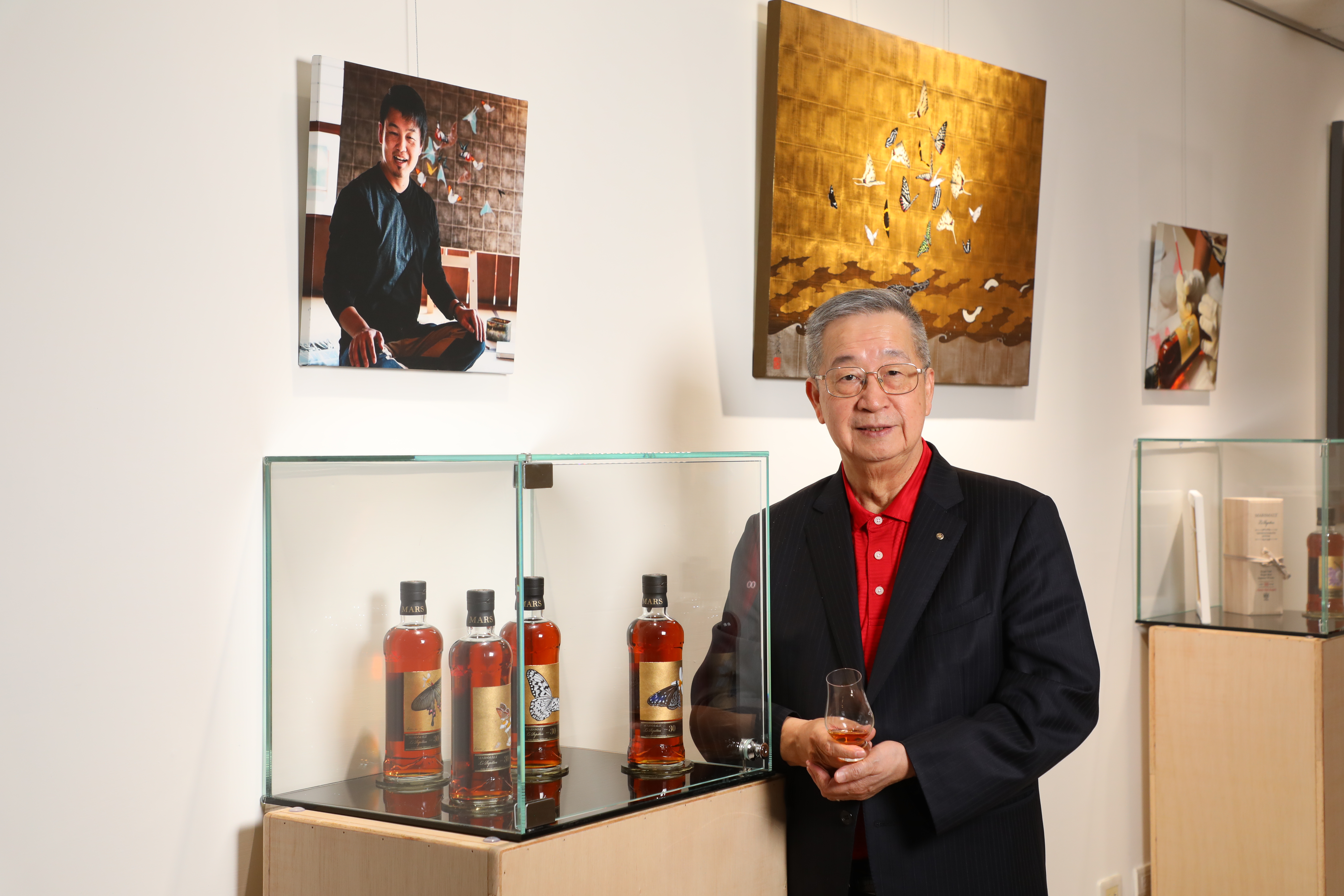 張慶清非常鍾愛Mars蝴蝶系列的30年原酒,也購入酒標創作者、日本知名畫家小松孝英的原畫。