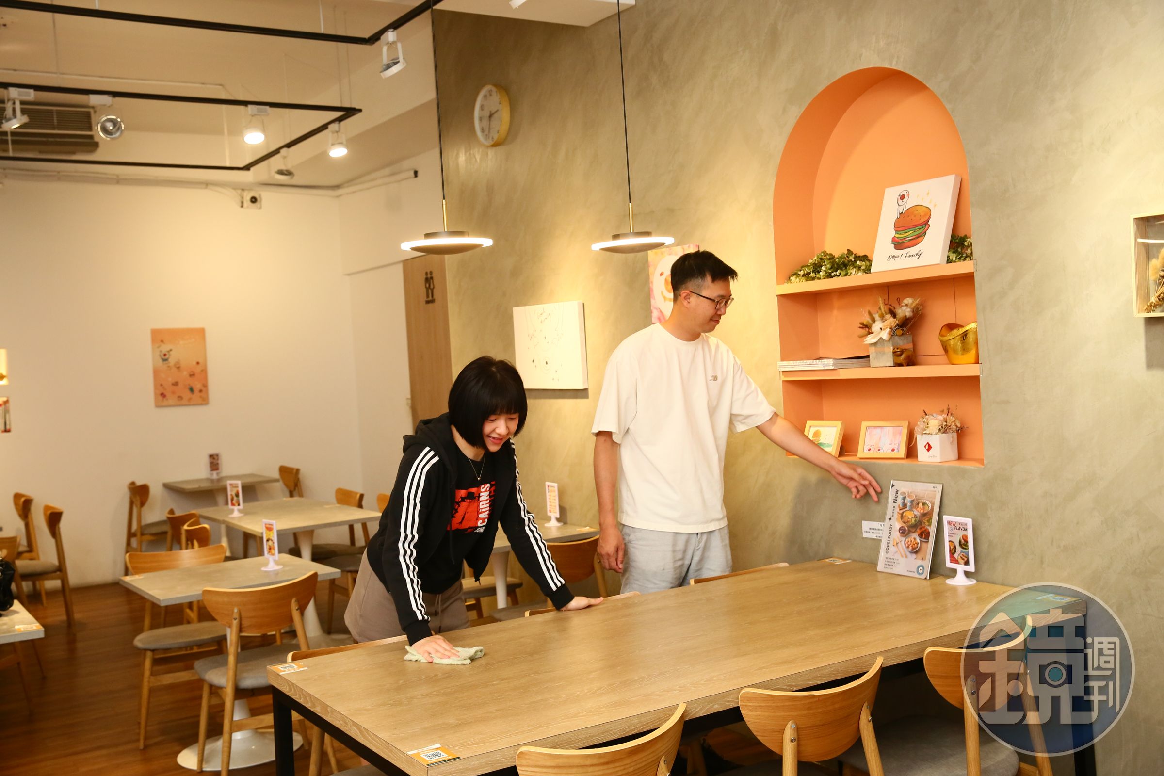 吳振承（左）鼓勵員工內部創業，並走一店一裝潢路線。