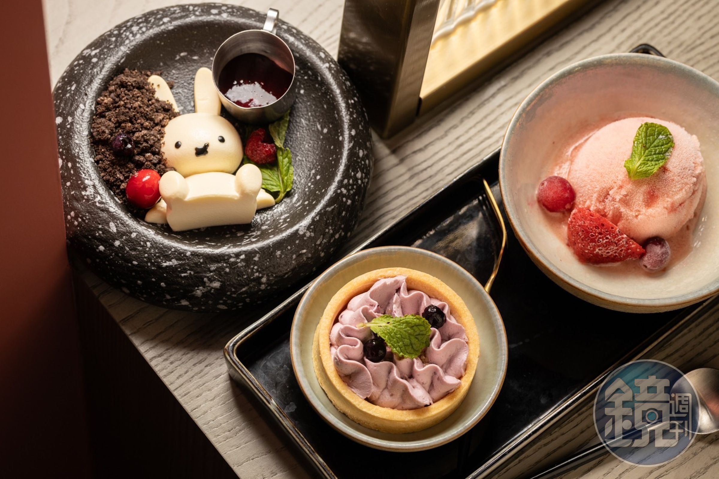 吃完多種鹹口料理,不可免俗要來一份餐後甜點,最推薦可愛好拍又香甜的「搖搖奶兔凍」。