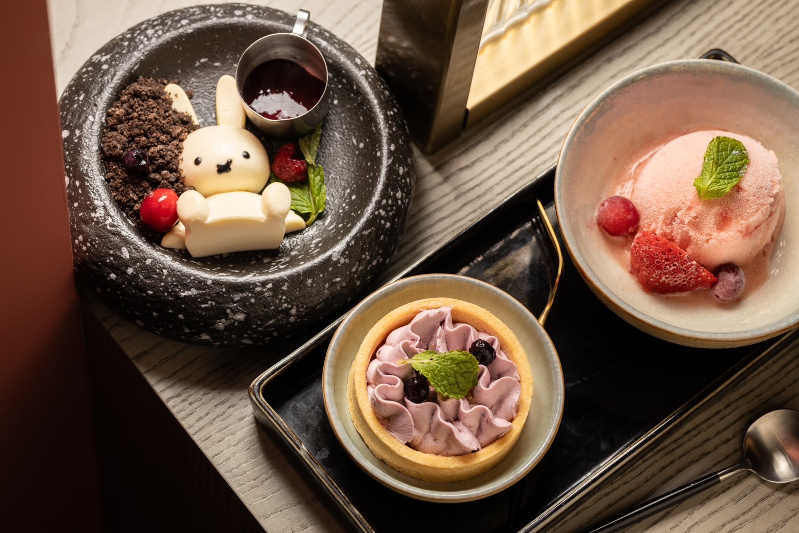 吃完多種鹹口料理，不可免俗要來一份餐後甜點，最推薦可愛好拍又香甜的「搖搖奶兔凍」。