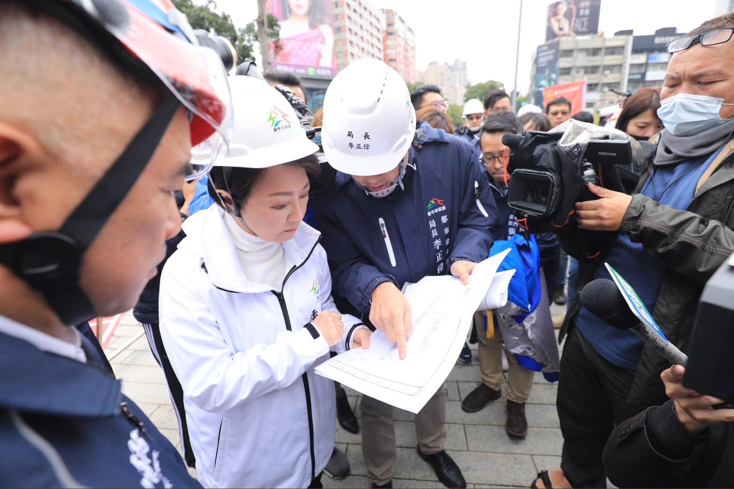 台中市長盧秀燕受訪表示，新光三越氣爆發生時，她正在辦公，「第一時間以為是地震」。（翻攝自盧秀燕臉書）