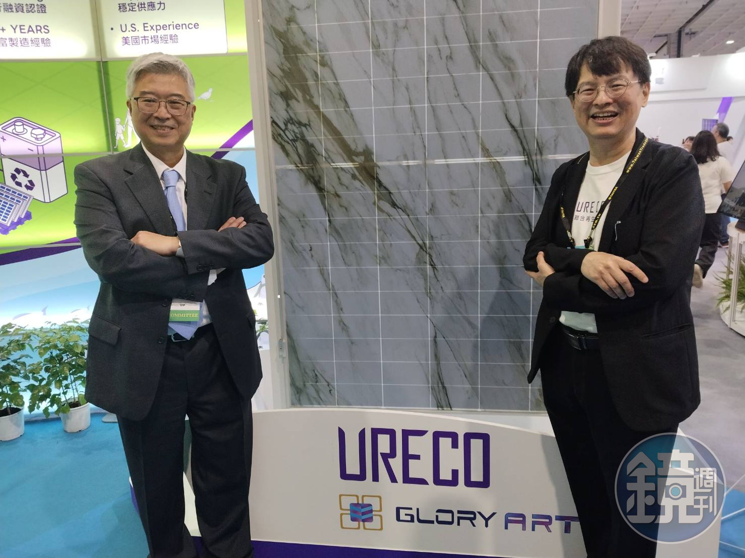 聯合再生執行長張為策(左)、事業總經理姜暭先(右)展示最新的「高透全彩太陽能模組」，可以模仿各種建材的圖案。