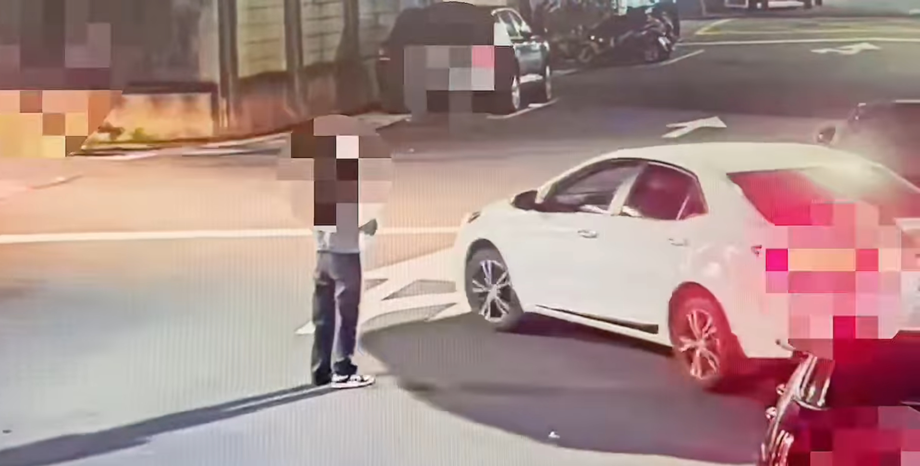 男大生耍帥幫女生停車，但技術不佳也停不進去。（翻攝台灣讚警臉書）