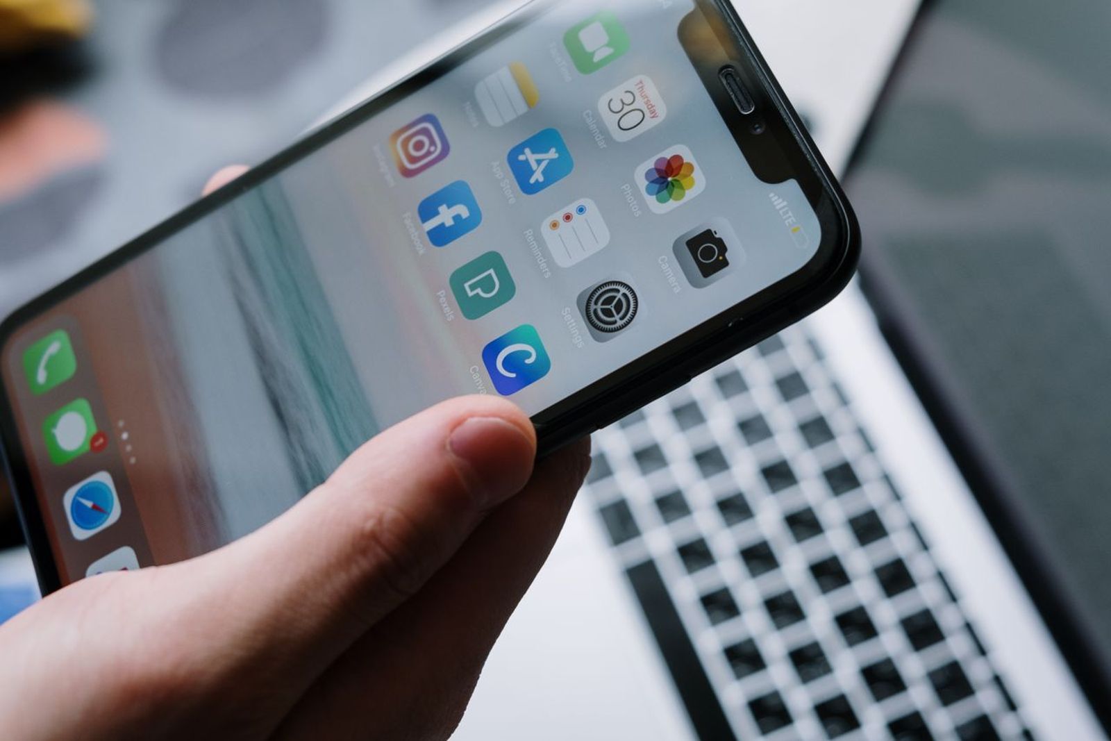 出國必學!iPhone打「1關鍵字」秒查航班 萬人讚爆:超實用