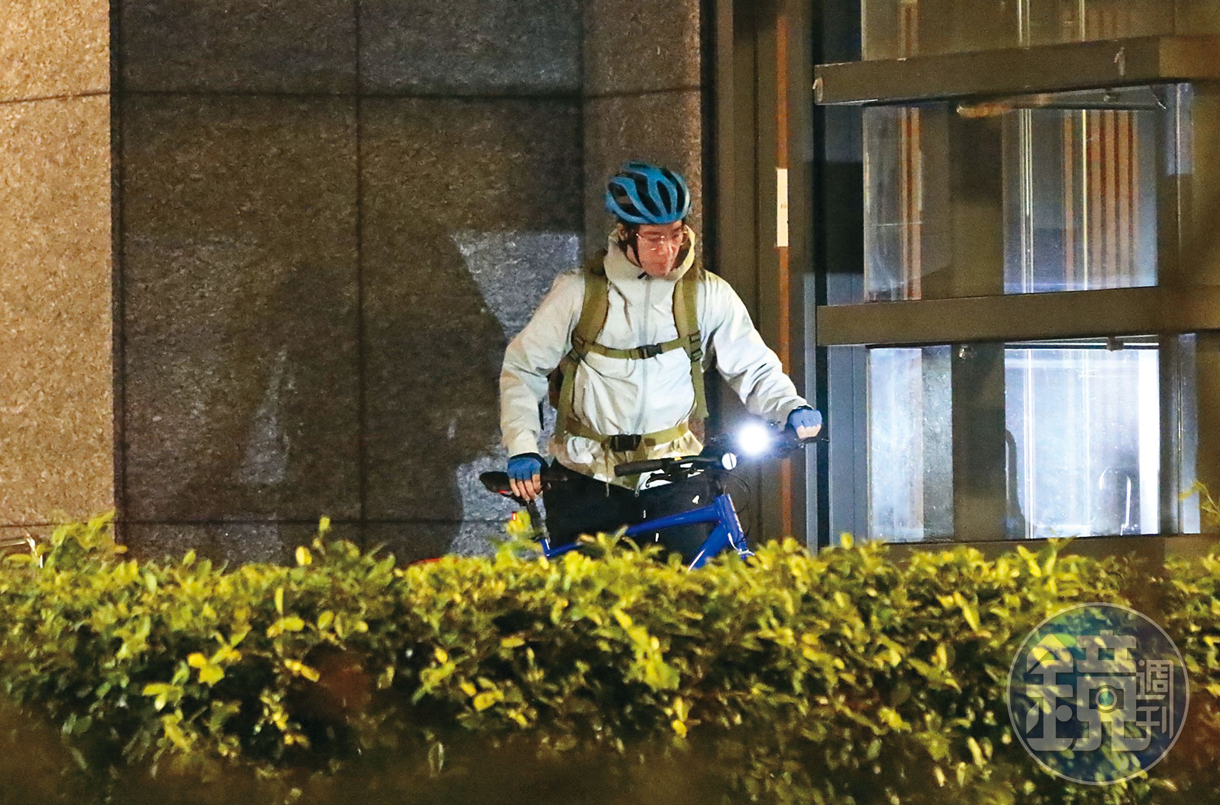 19:33 雖擁數十億身家,走樸實路線的王力宏,私下的代步工具就是一輛腳踏車。