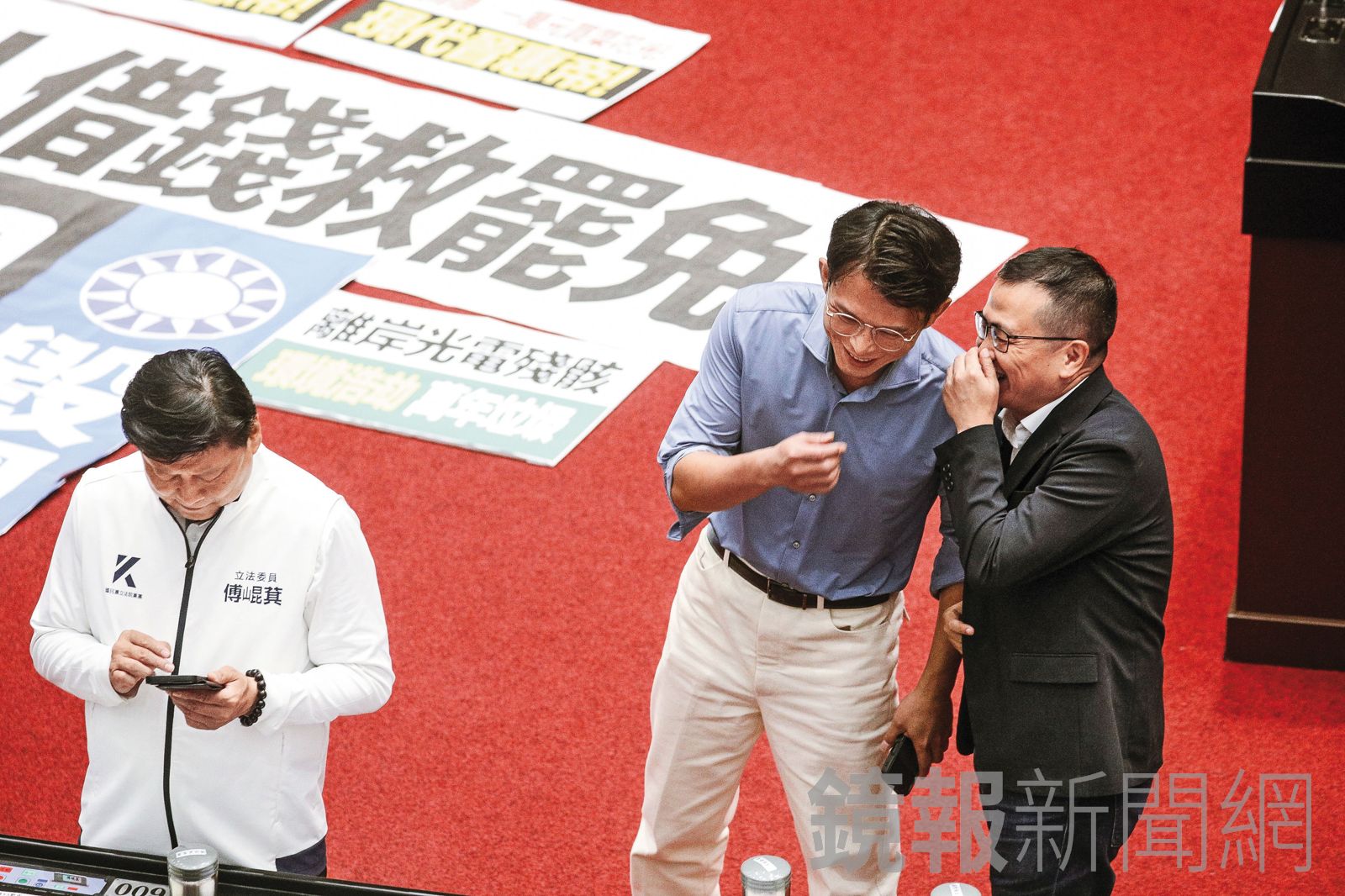 藍白結盟的形式，已從國會議題空戰升級至選舉陸戰，恐成綠營未來最大惡夢。（鏡報鄒保祥）