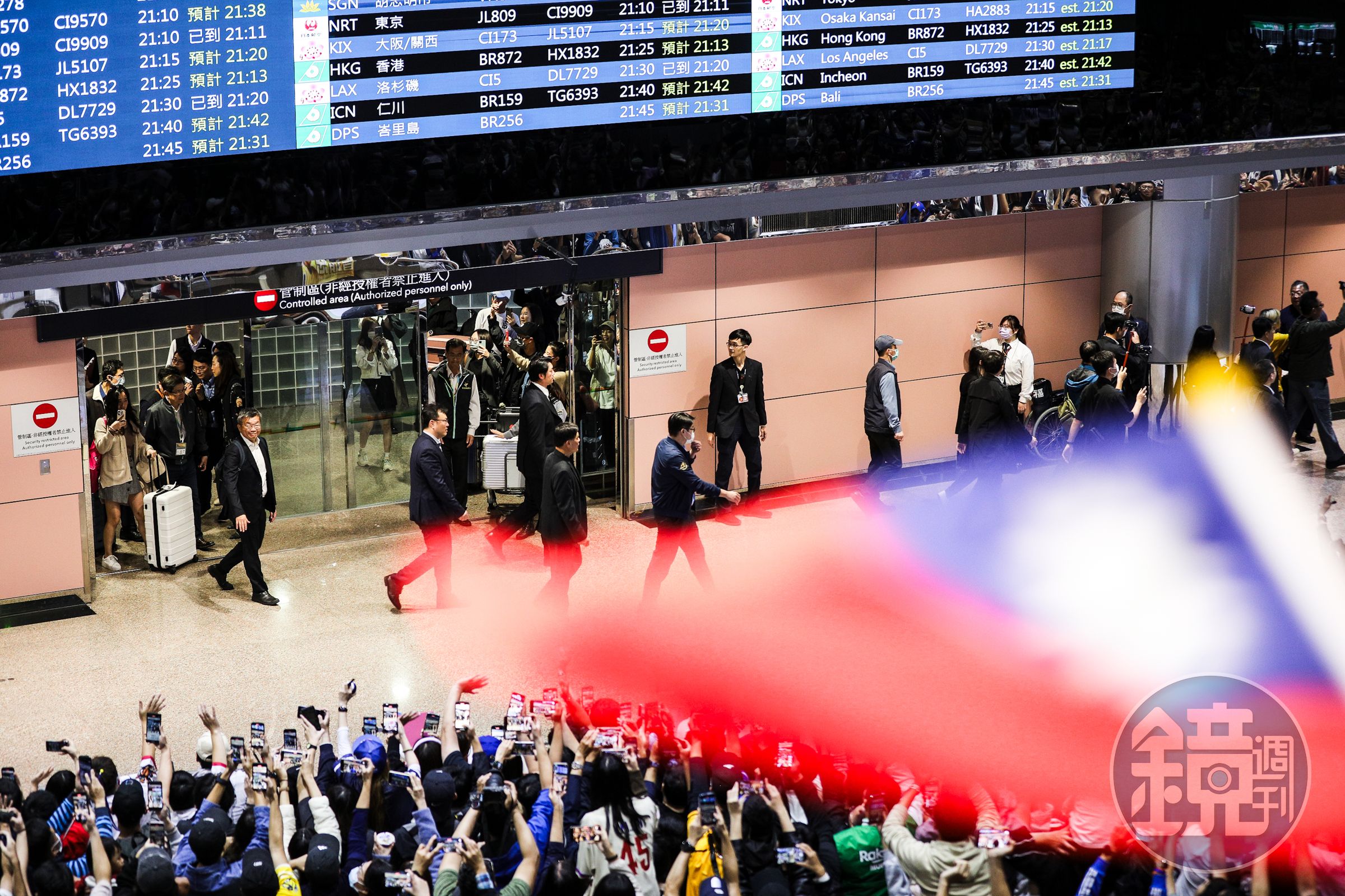 台灣隊奪下世界棒球賽冠軍，昨晚在球迷簇擁下光榮歸國。