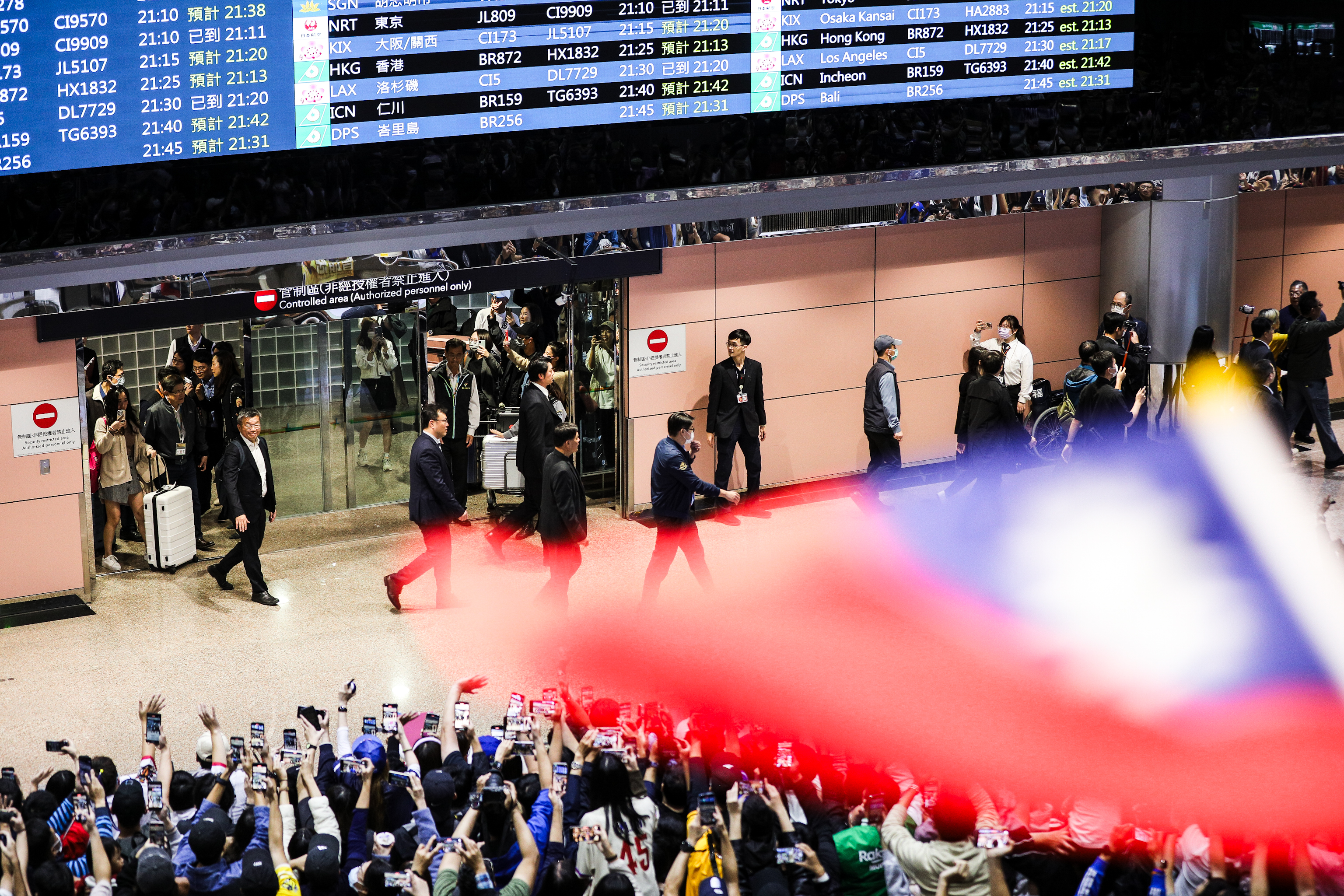 台灣隊奪下世界棒球賽冠軍，昨晚在球迷簇擁下光榮歸國。