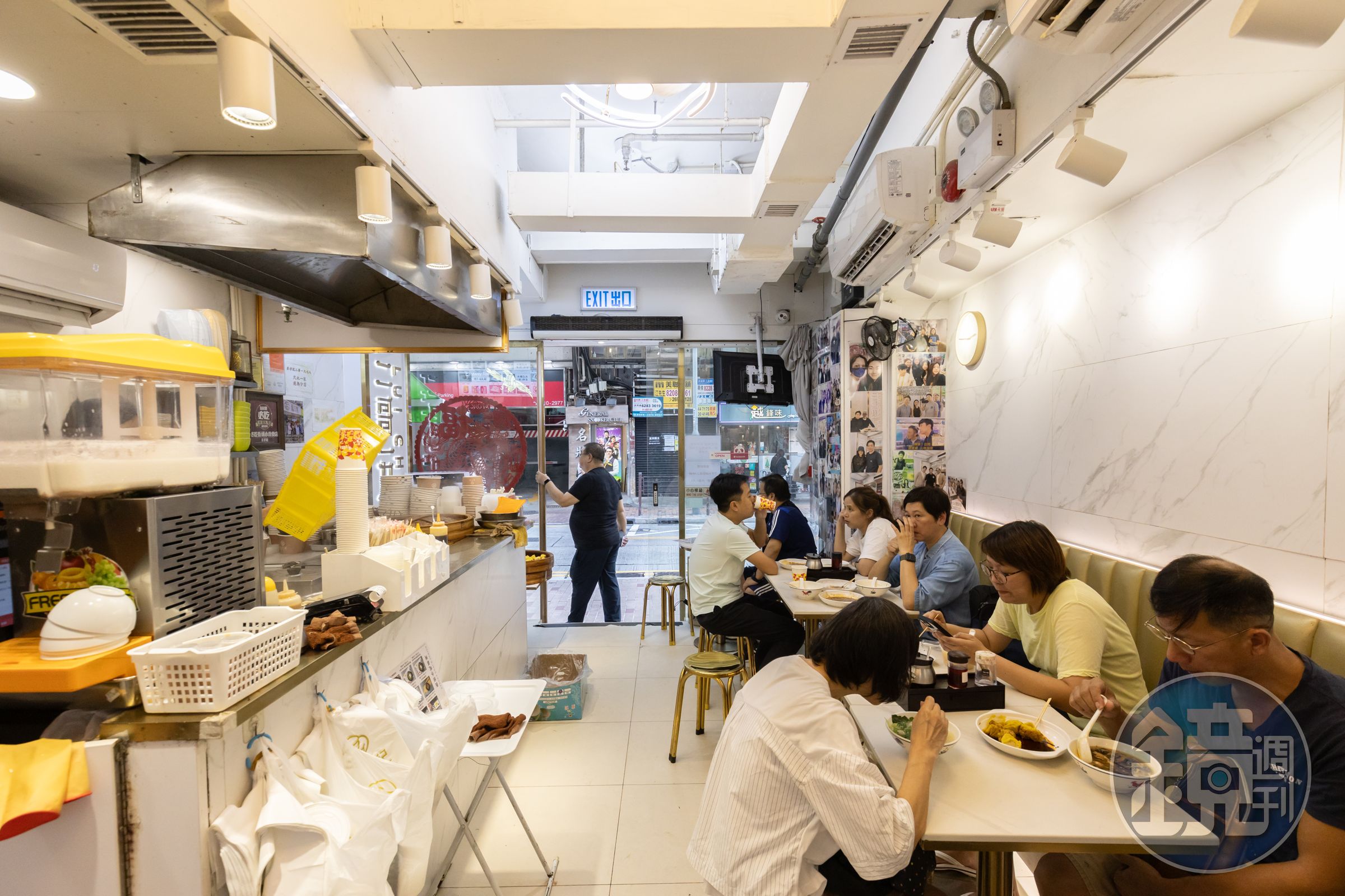 「呂仔記」有內用空間也提供外帶，在店裡吃飯能看見員工們現場包燒賣手速之快。