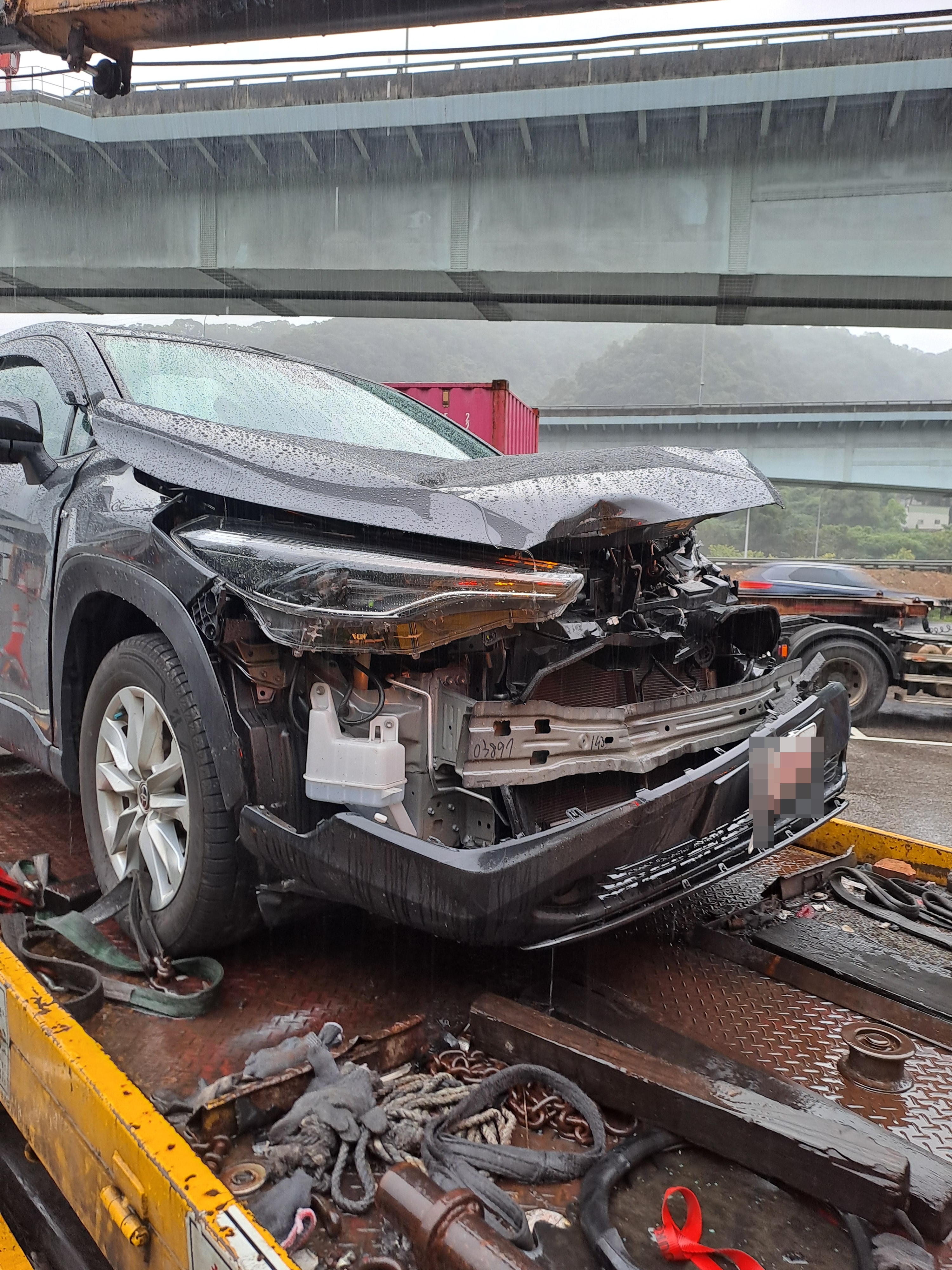 肇事轎車車頭幾乎全毀。翻攝畫面