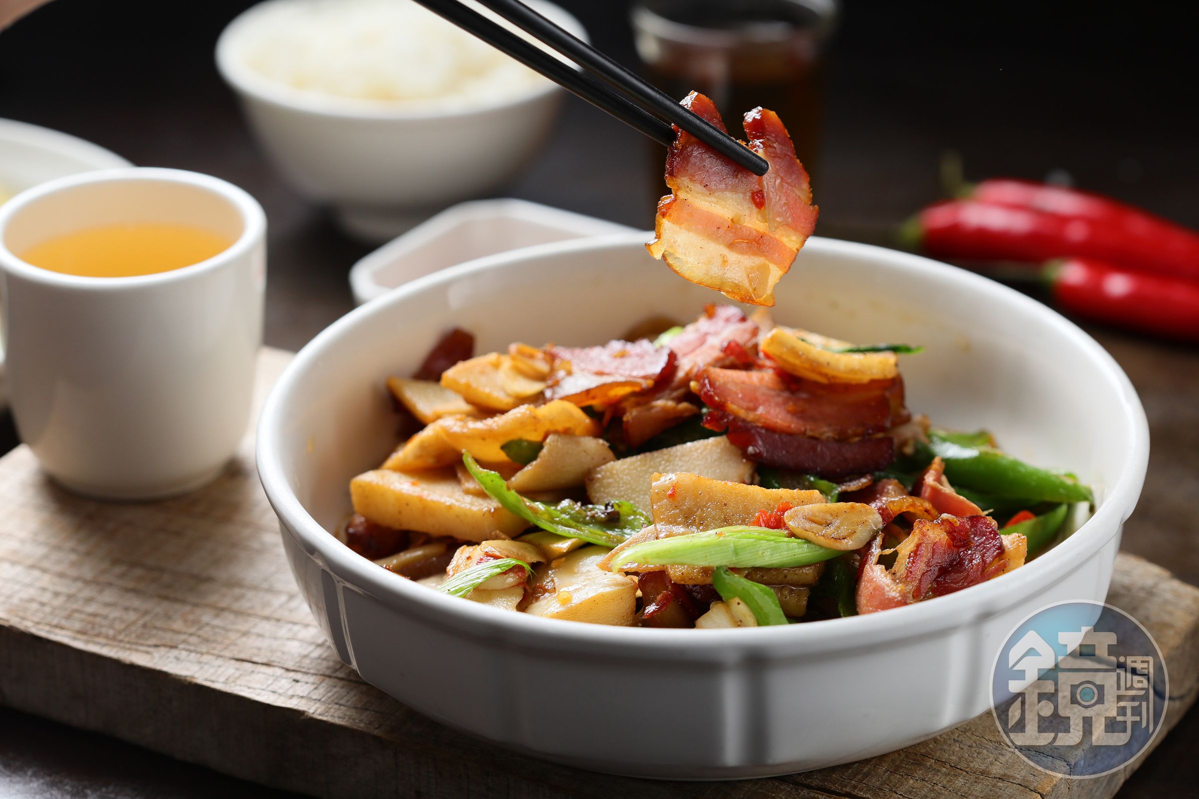 經典家常菜「臘肉炒筍」的美味祕密是加入自製的煙燻臘肉。（380元／份）