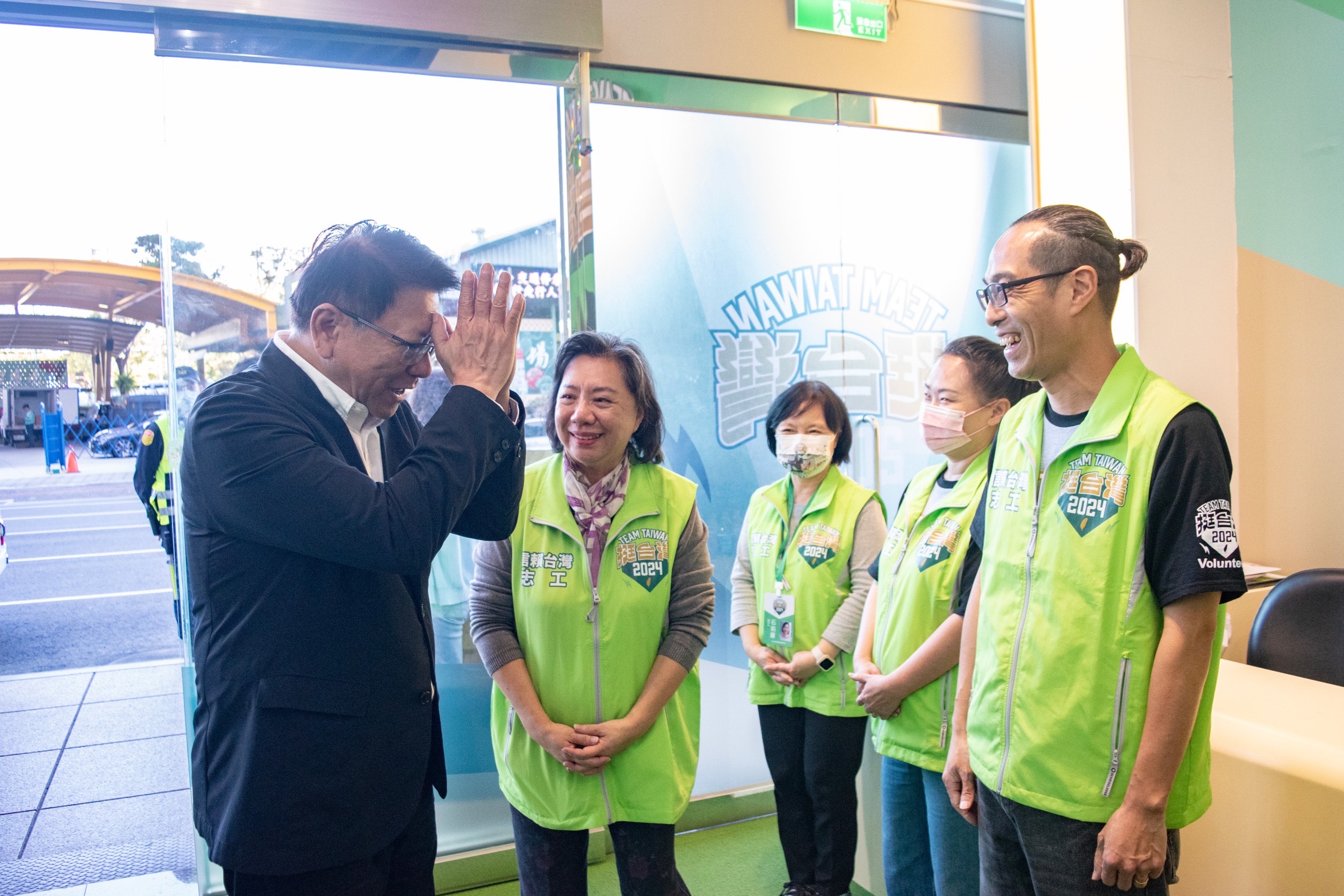潘孟安向競總志工致謝。（競辦提供）