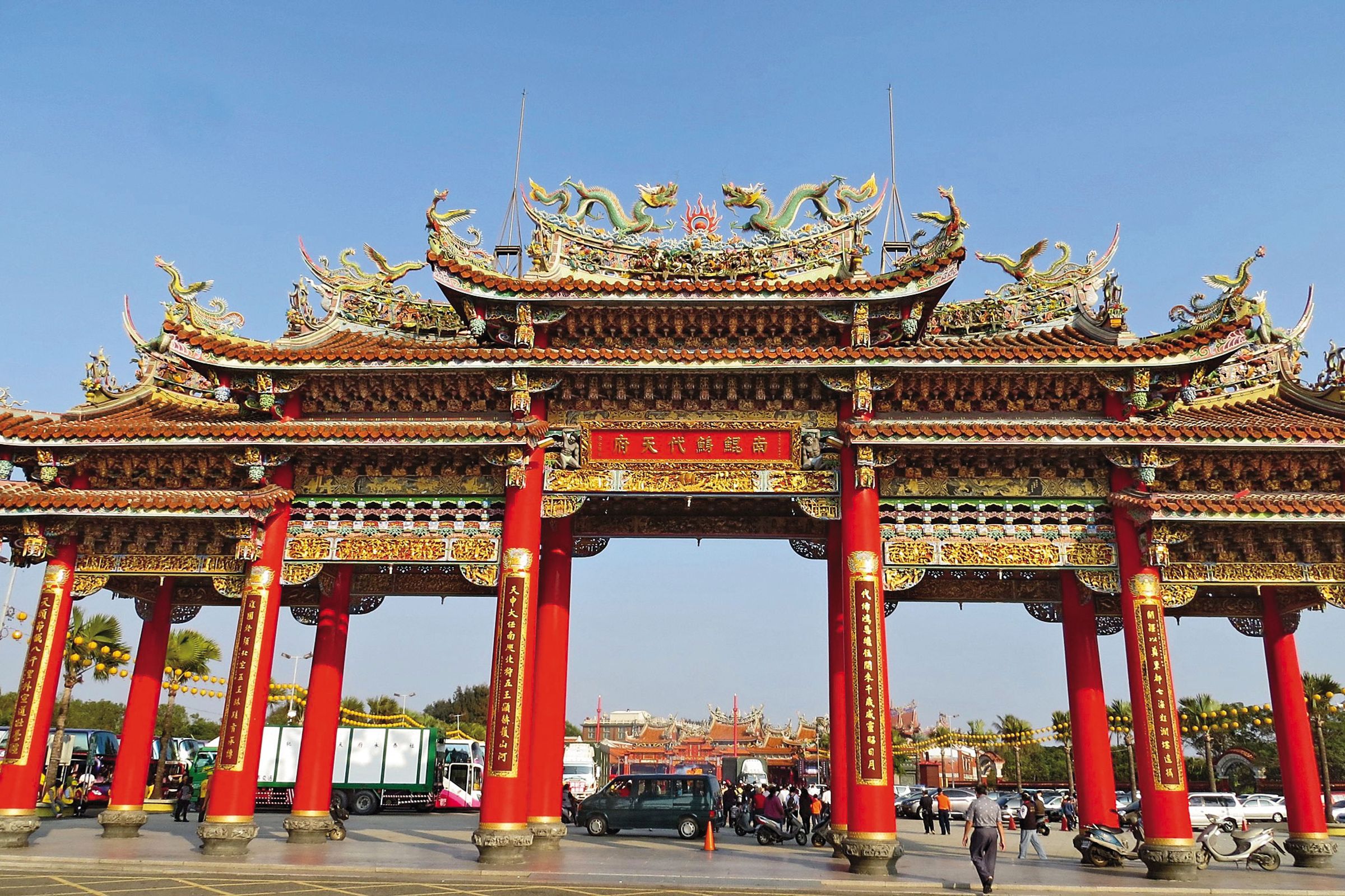 台南南鯤鯓代天府是全台面積最大、歷史最悠久的王爺廟之一，此次遭丹娜絲颱風肆虐，檜木牌樓應聲倒塌，損失約3億元。圖為昔日的牌樓。（聯合知識庫）