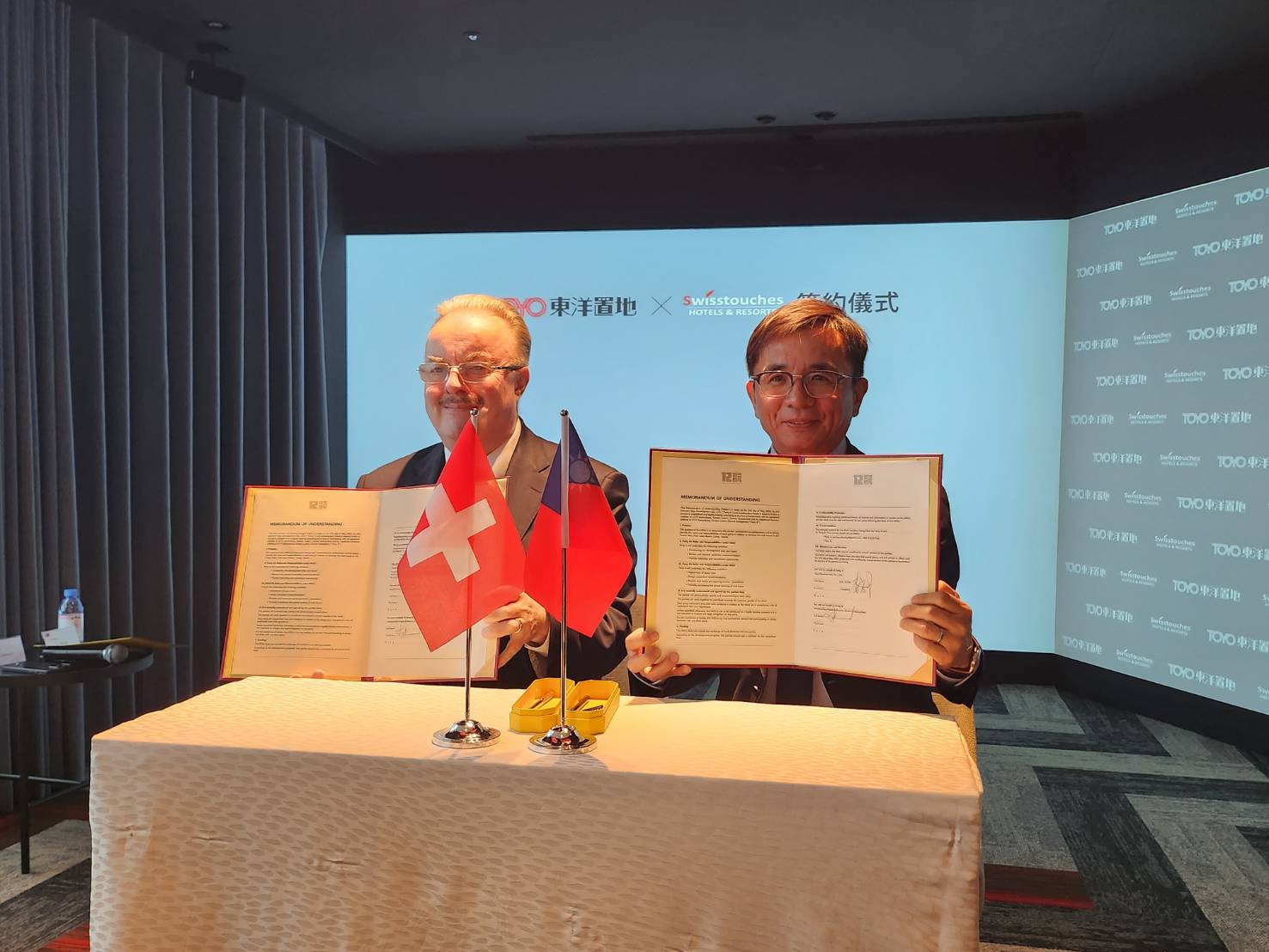 東洋置地董事長李宜晉（右）引進瑞士頂級酒店管理瑞士瑞斯麗Swisstouches Living品牌，他與改品牌執行長MR.LARMOUR今（31）日舉行簽約儀式。