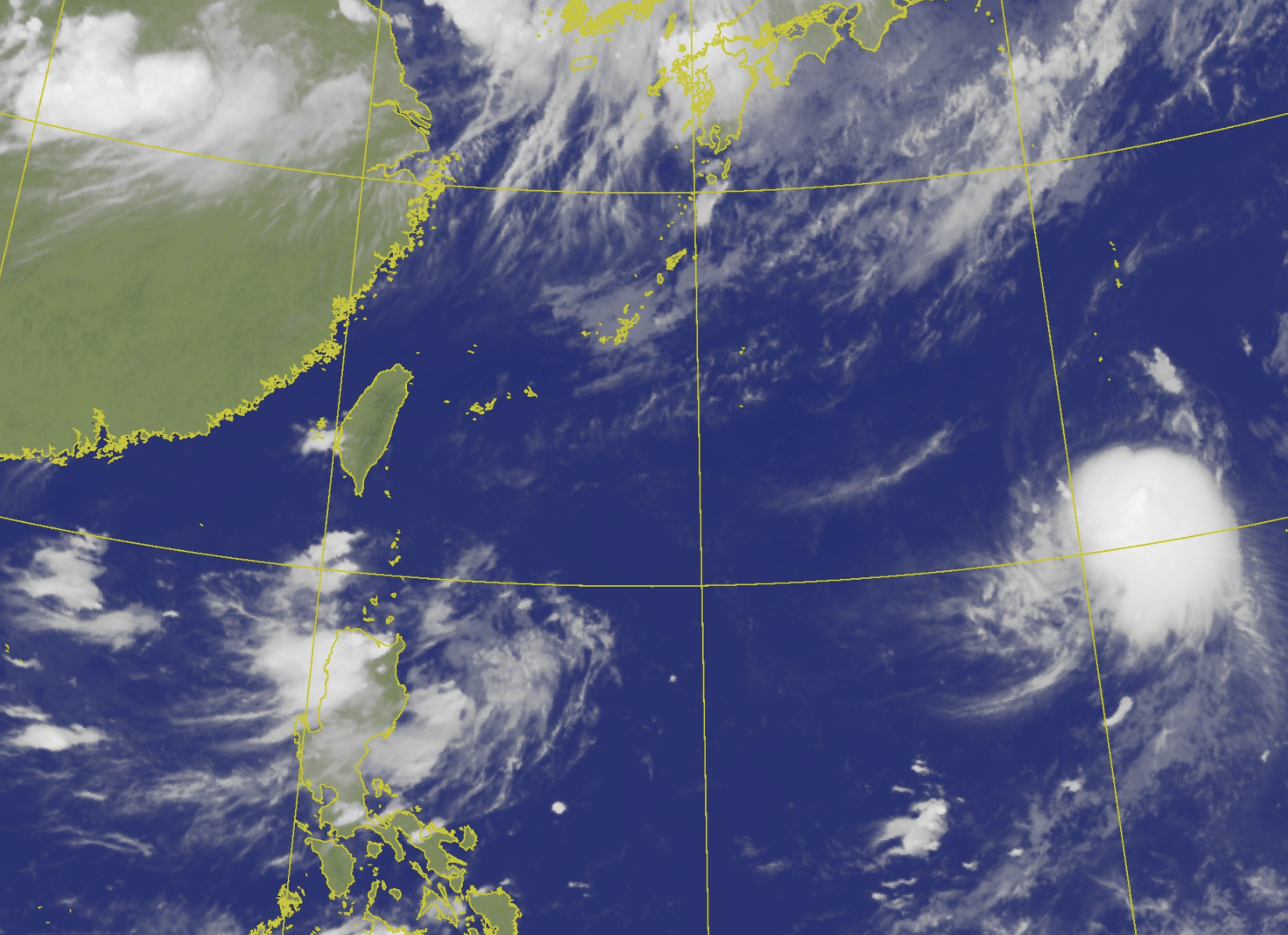 衛星雲圖顯示，輕度颱風楊柳（右）位於台灣東南方海面，雲系結構明顯。（中央氣象署提供）