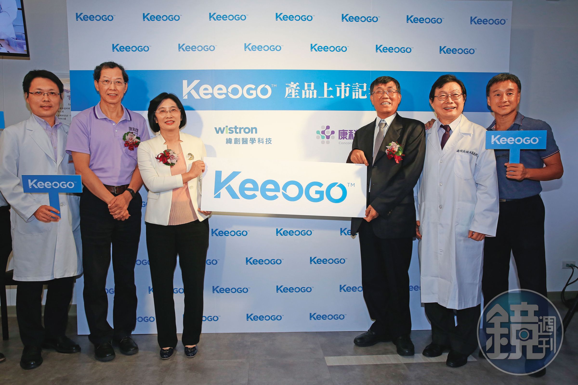 緯創醫學以及加拿大新創B-Temia共同合作Keeogo開發外骨骼機器人產品。右3為緯創醫學董事長黃俊東。