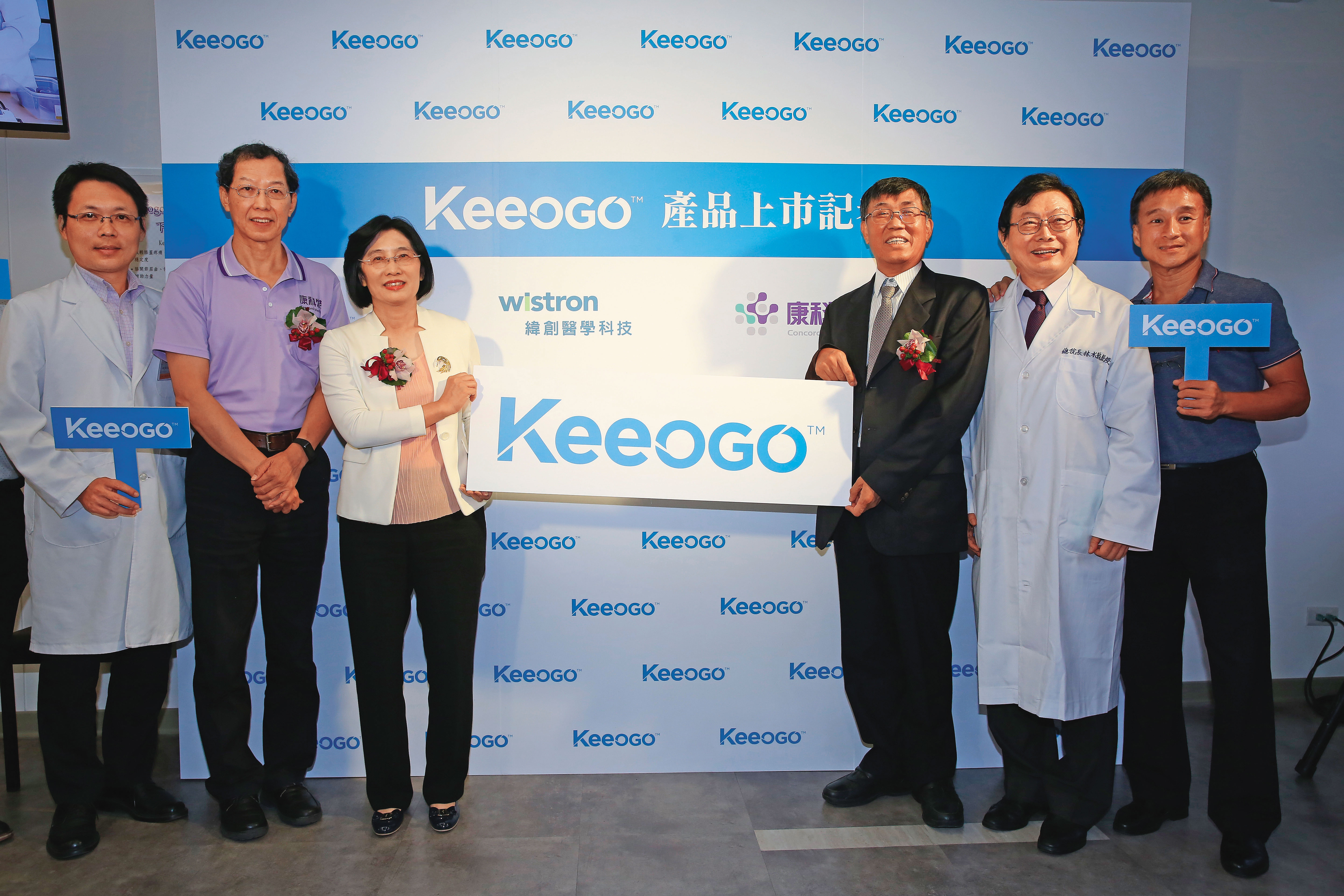 緯創醫學以及加拿大新創B-Temia共同合作Keeogo開發外骨骼機器人產品。右3為緯創醫學董事長黃俊東。