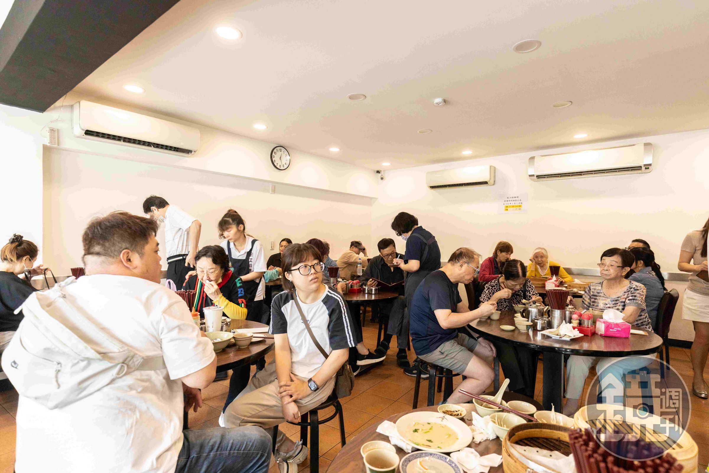 午餐時間一到，店內便已人頭湧湧，非常熱鬧。