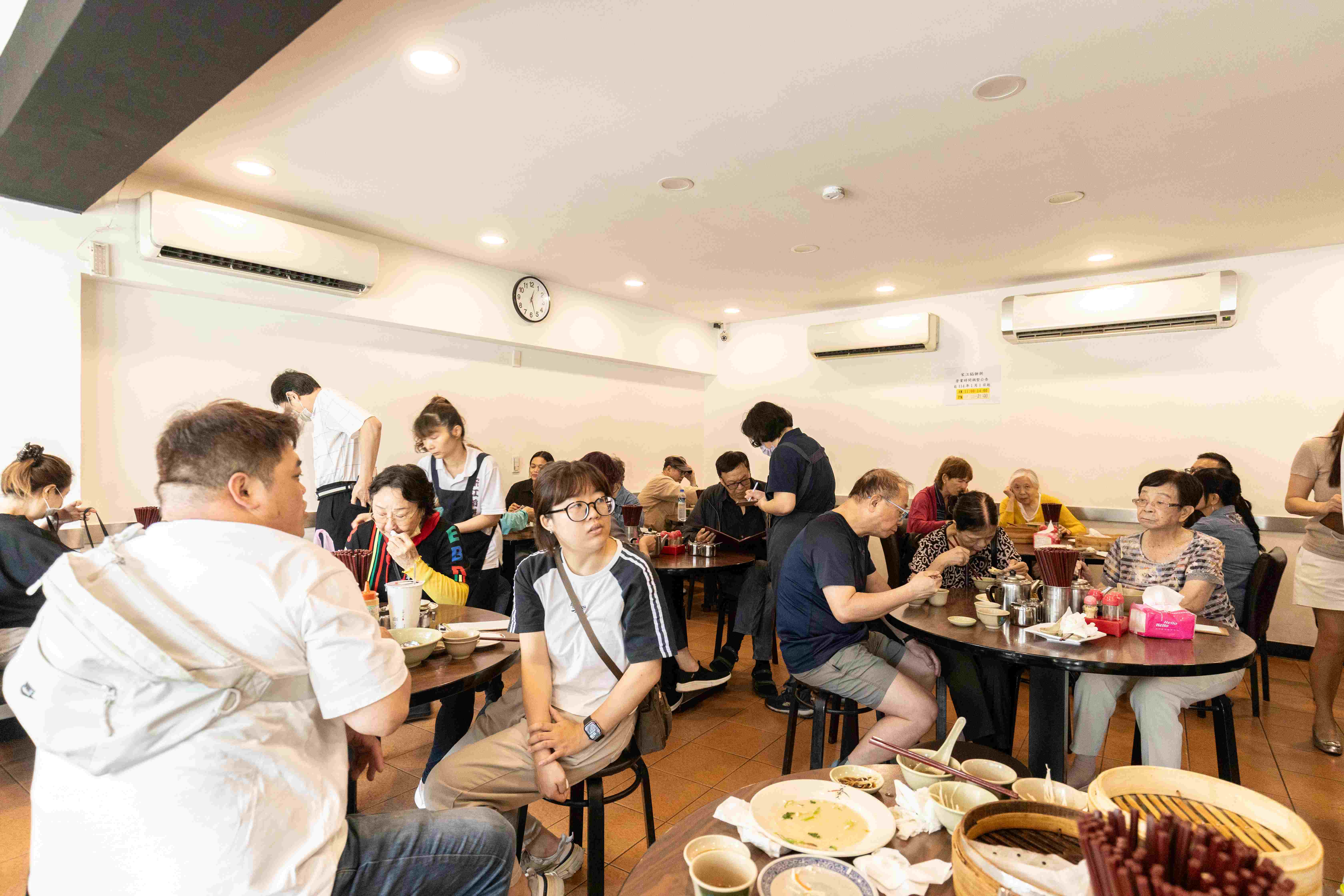 午餐時間一到，店內便已人頭湧湧，非常熱鬧。