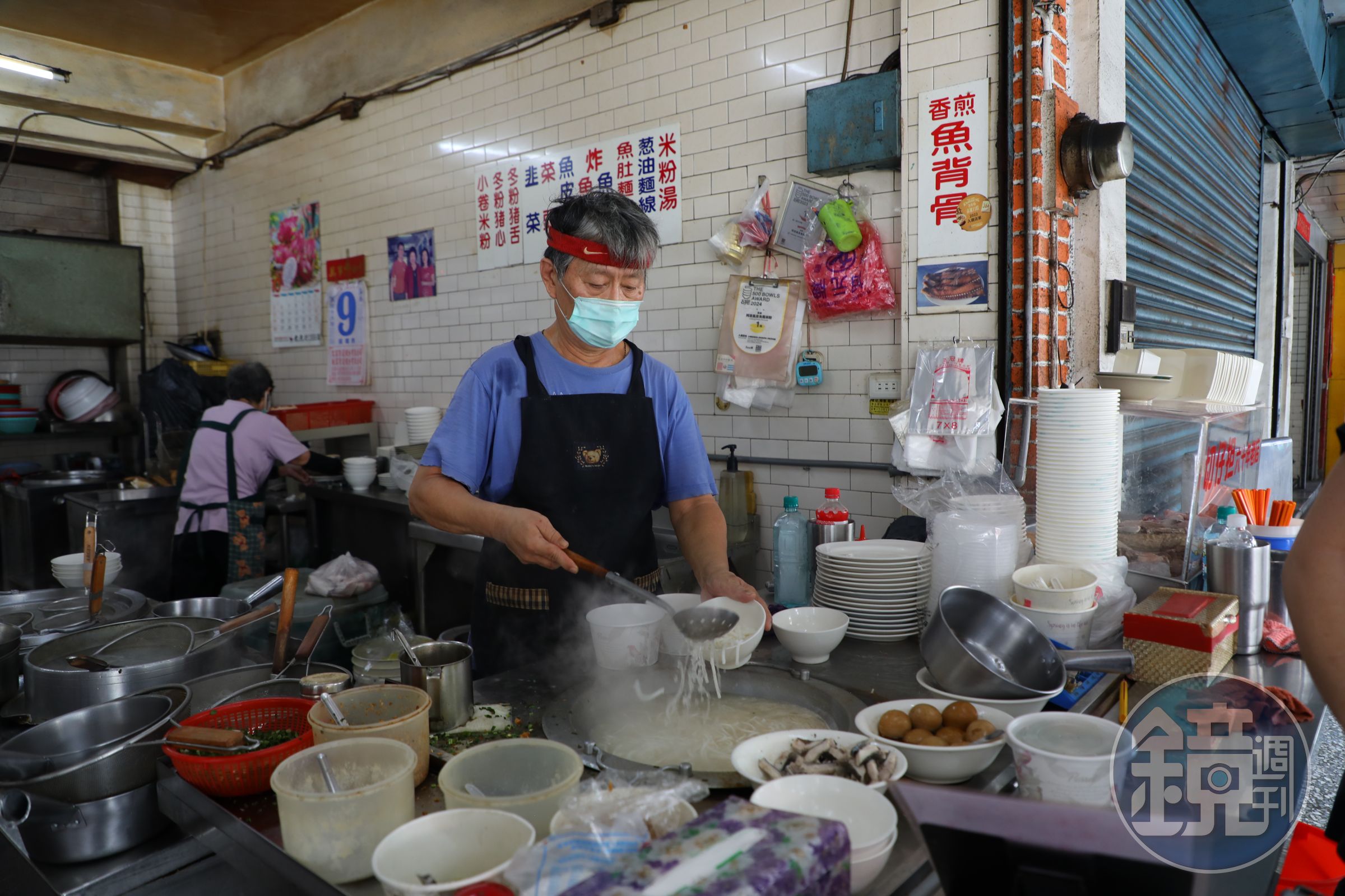 老闆一早就忙著明火滾湯，製作鮮美的米粉湯早餐。