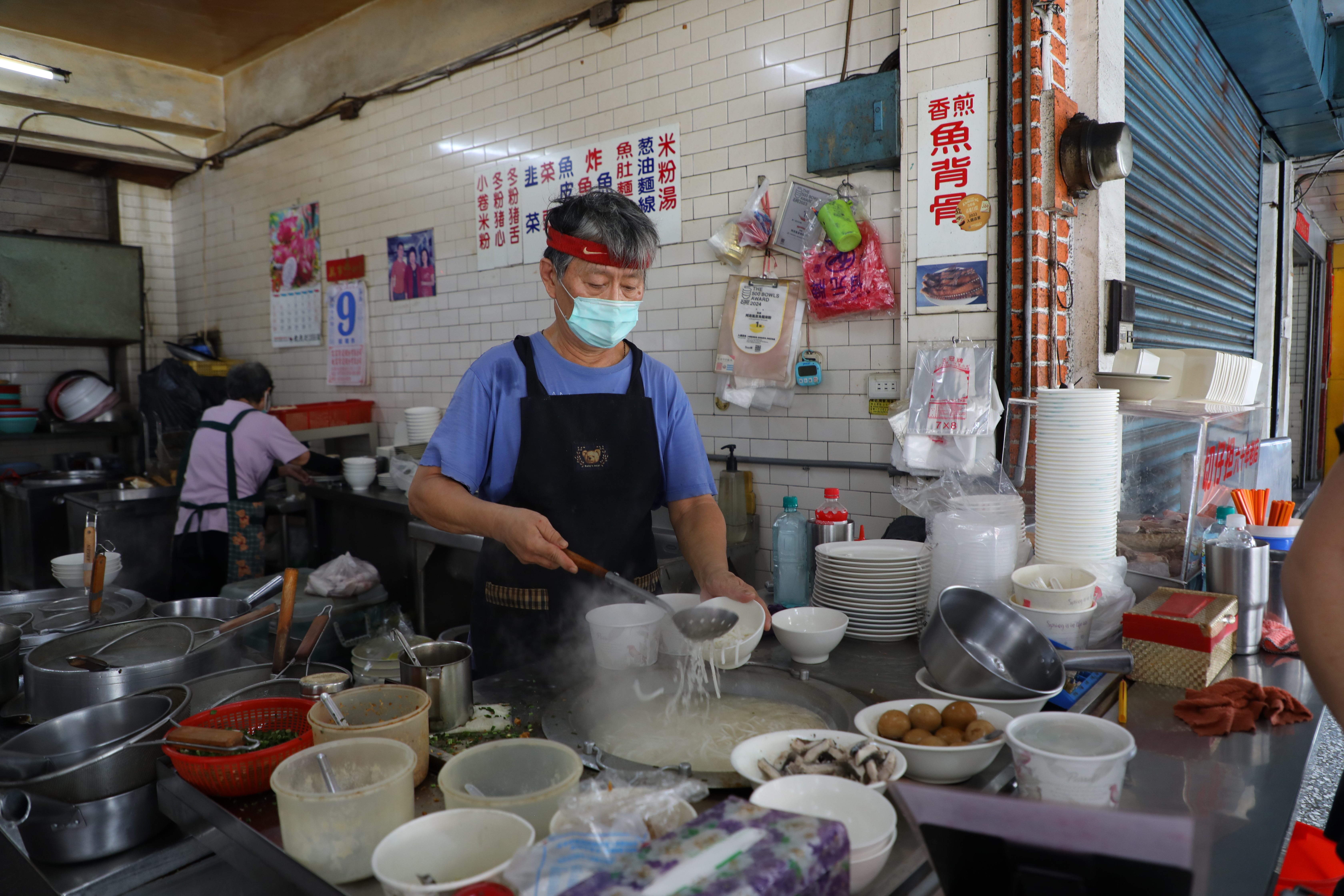 老闆一早就忙著明火滾湯,製作鮮美的米粉湯早餐。