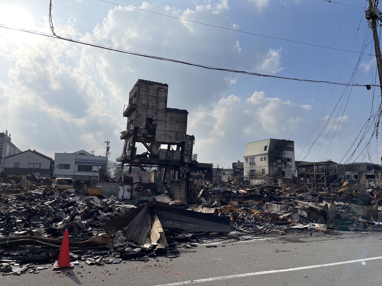 京井町靠海的觀光瓷器商店街，地震後被大火吞噬全毀。