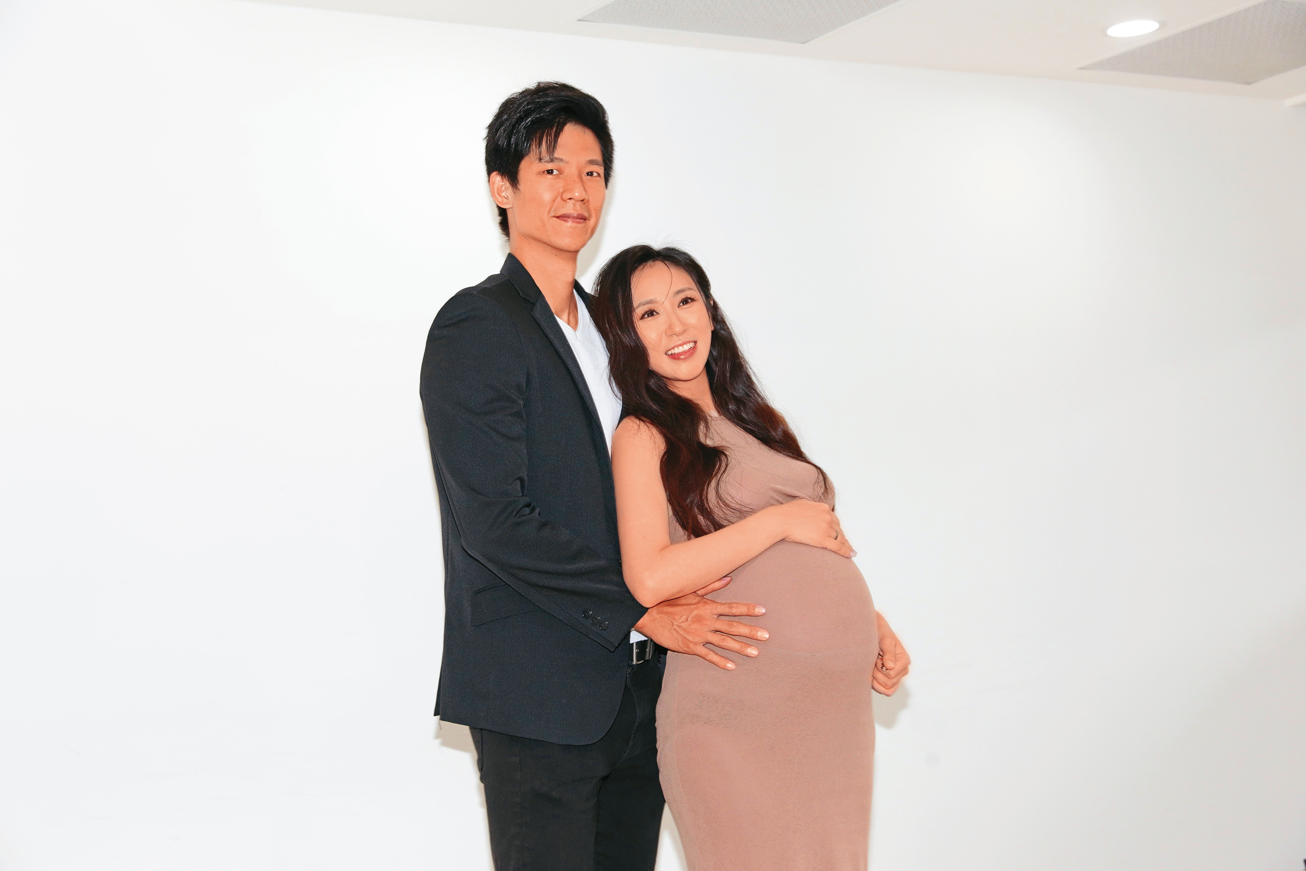 蔡允潔（右）挺著巨肚還把腦公當人肉躺椅，沒看到Fraser（左）都手爆青筋了？