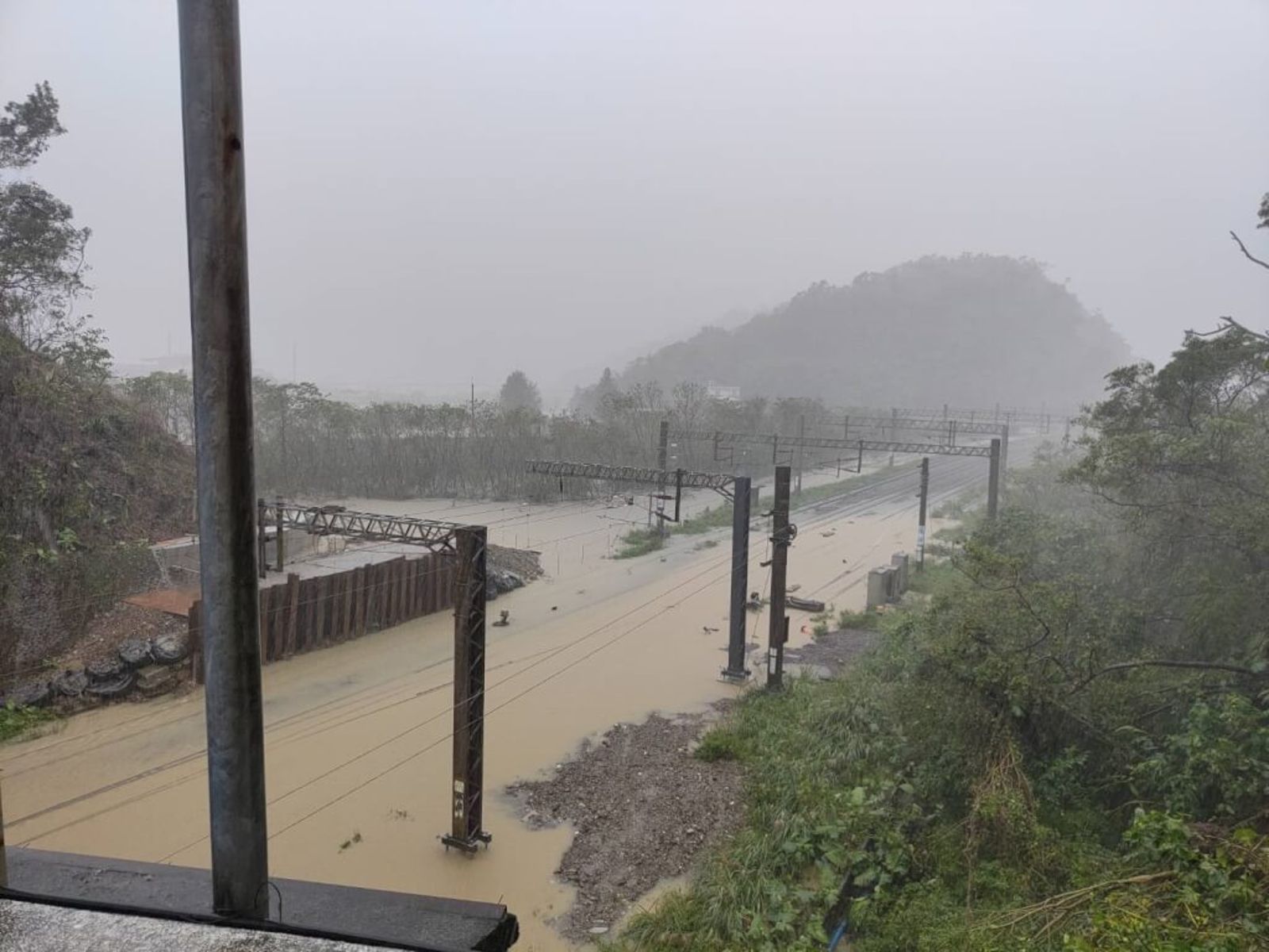 宜蘭部分地區傳出淹水災情,台鐵部分路段也受到影響,新馬到蘇澳新站間一度雙線不通。(台鐵提供)
