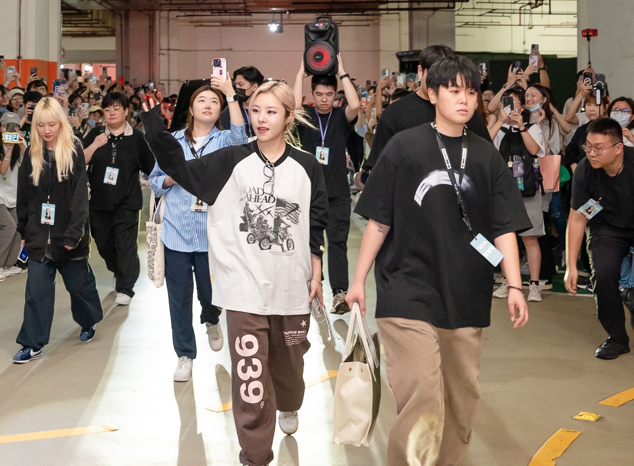 希林國際總監蔡熲霖（右）成立公司後凡事親力親為，左為MAMAMOO成員輝人（左）。（希林國際提供）