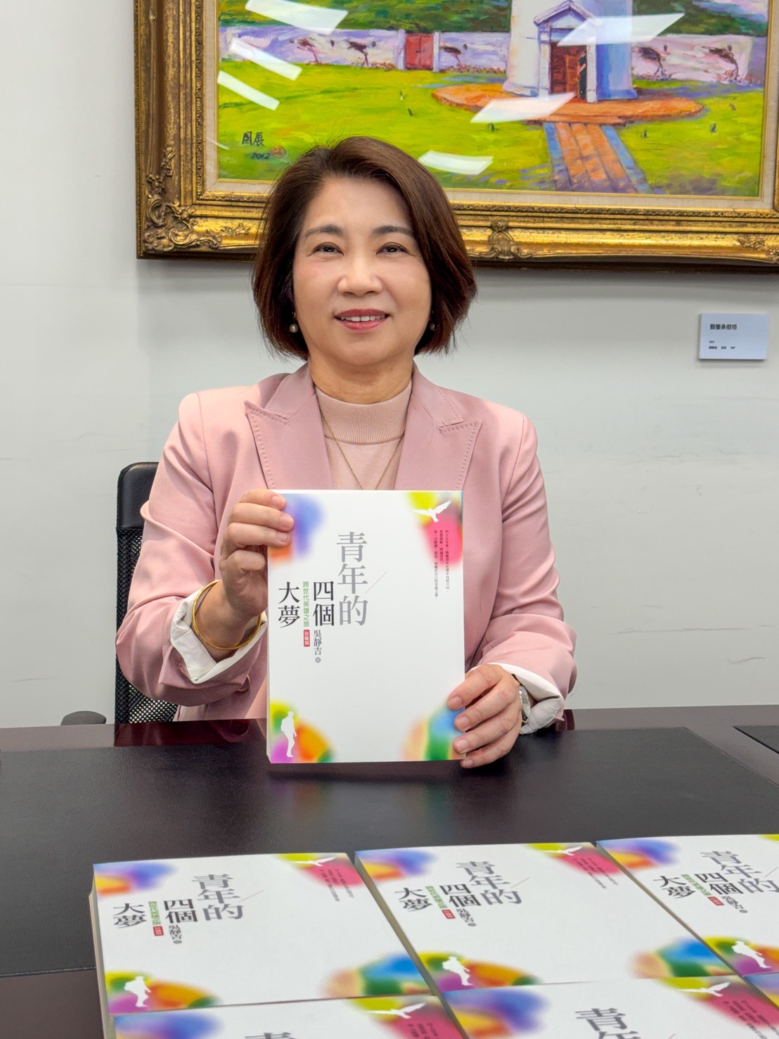 周春米縣長親手簽名〈青年的四個大夢〉,支持紙風車「椅子會」勸募活動,簽名書一推出即秒殺。(紙風車劇團提供)