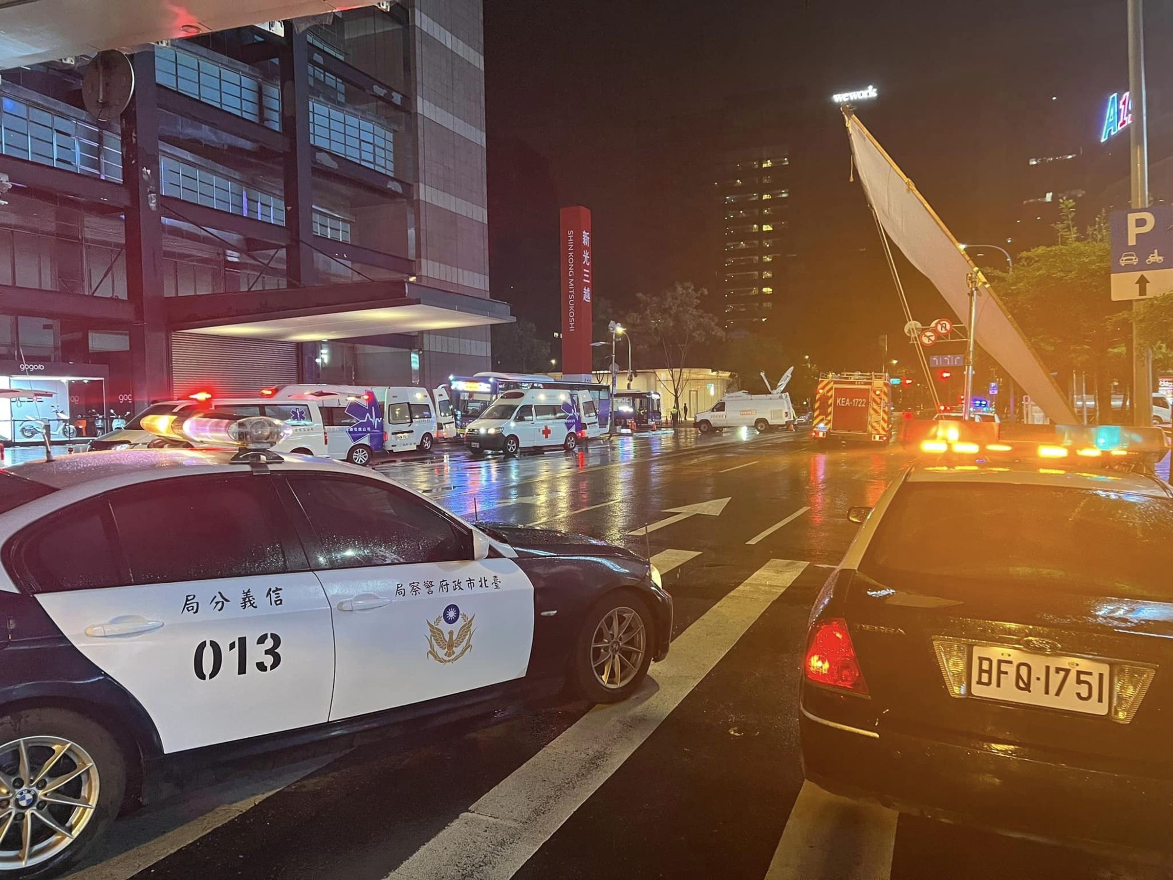 《96分鐘》在信義區封街拍攝。(翻攝自Jeff Tsou臉書)