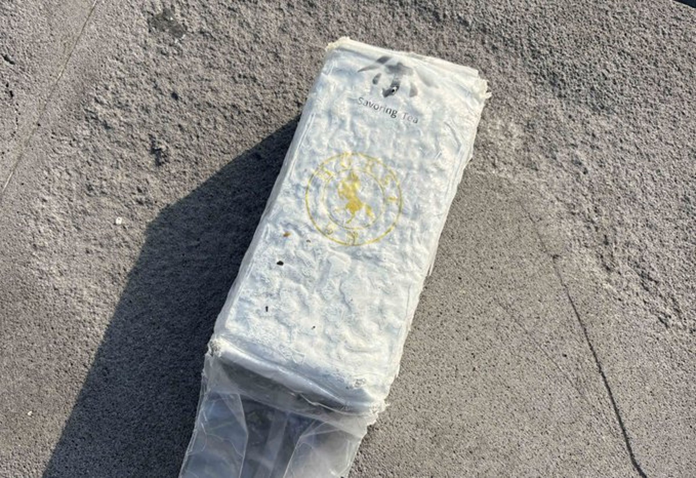 南韓濟州海岸1天內發生2次偽裝成中國鐵觀音茶葉袋的毒品可疑物。(翻攝自X@EcoKorea5)