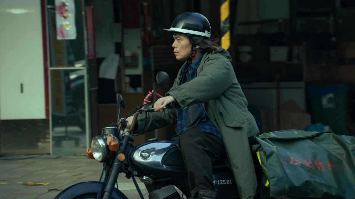 久沒參與戲劇演出的伍佰一看到《愛情城事》的劇本便決定接演。（華映娛樂提供）