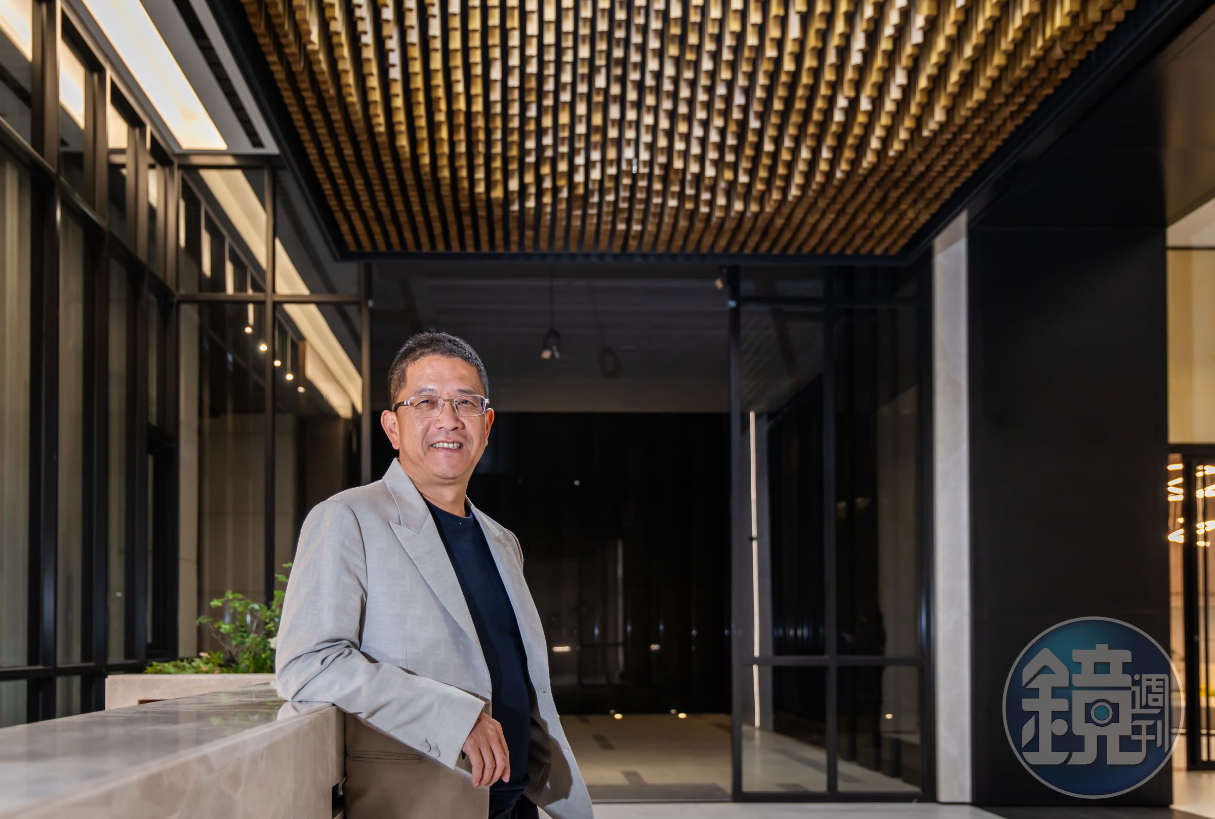 在長子引薦下,呂金發引進許多國際建築元素,採先建後售、剛完工的建案「一央清」大廳,斥資千萬元以3,700根松木建構天花板層次。