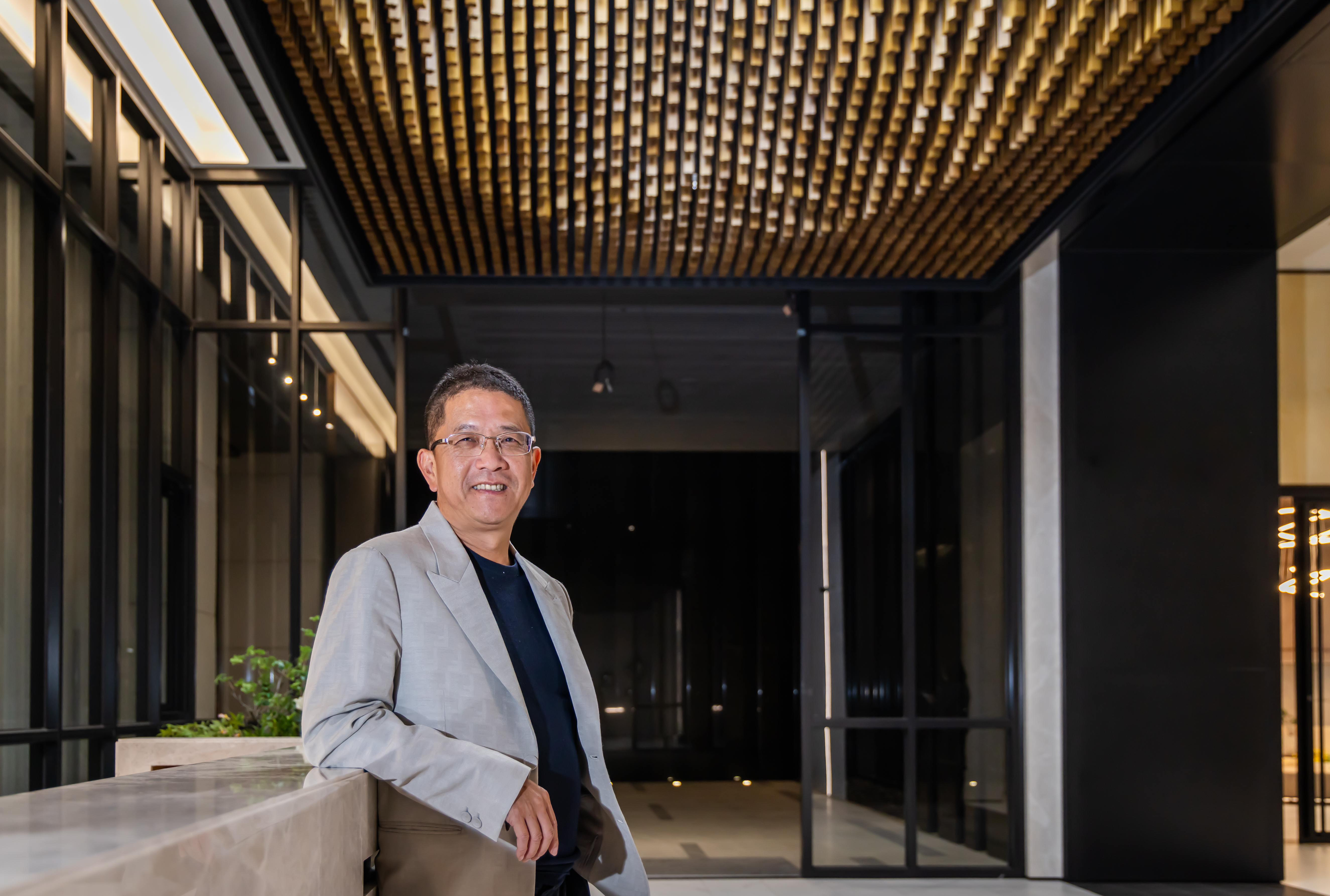 在長子引薦下，呂金發引進許多國際建築元素，採先建後售、剛完工的建案「一央清」大廳，斥資千萬元以3,700根松木建構天花板層次。