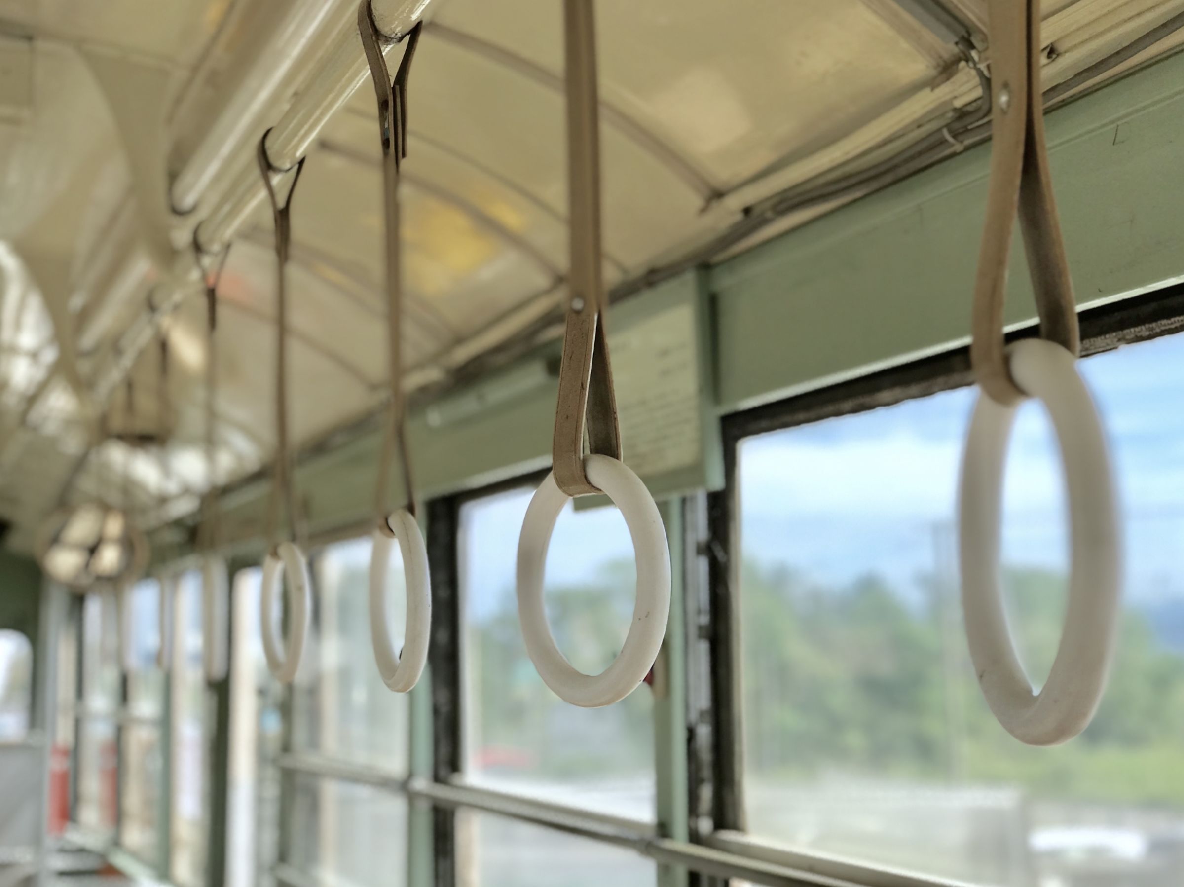 一名網友在社群平台發文自首,搭公車時不小心扯斷公車掉環,還順手把它帶回家。(示意圖,photoAC)