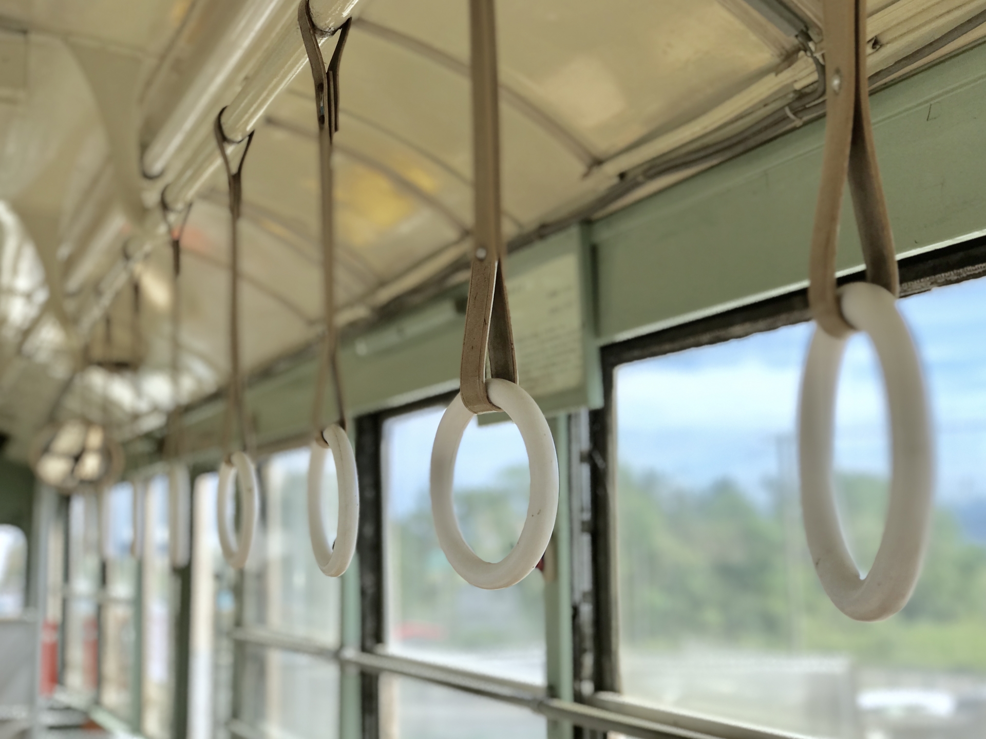 一名網友在社群平台發文自首，搭公車時不小心扯斷公車掉環，還順手把它帶回家。（示意圖，photoAC）