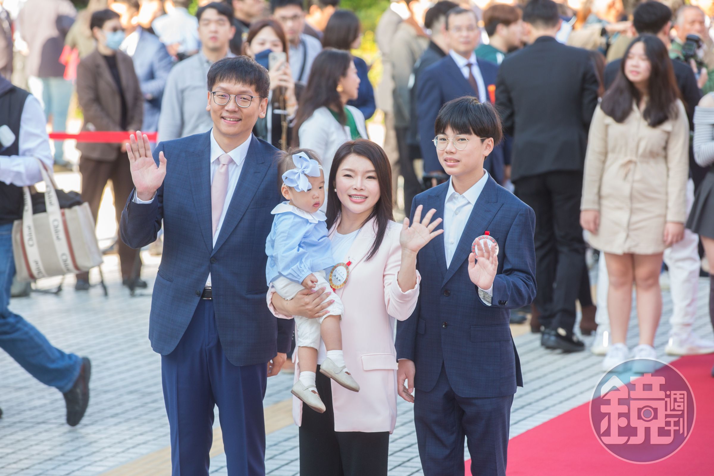 周柏吟請辭桃市觀旅局長,外傳可能是要幫老婆張嘉郡選雲林縣長。圖為2024張嘉郡立委上任紅毯。(本刊資料照)