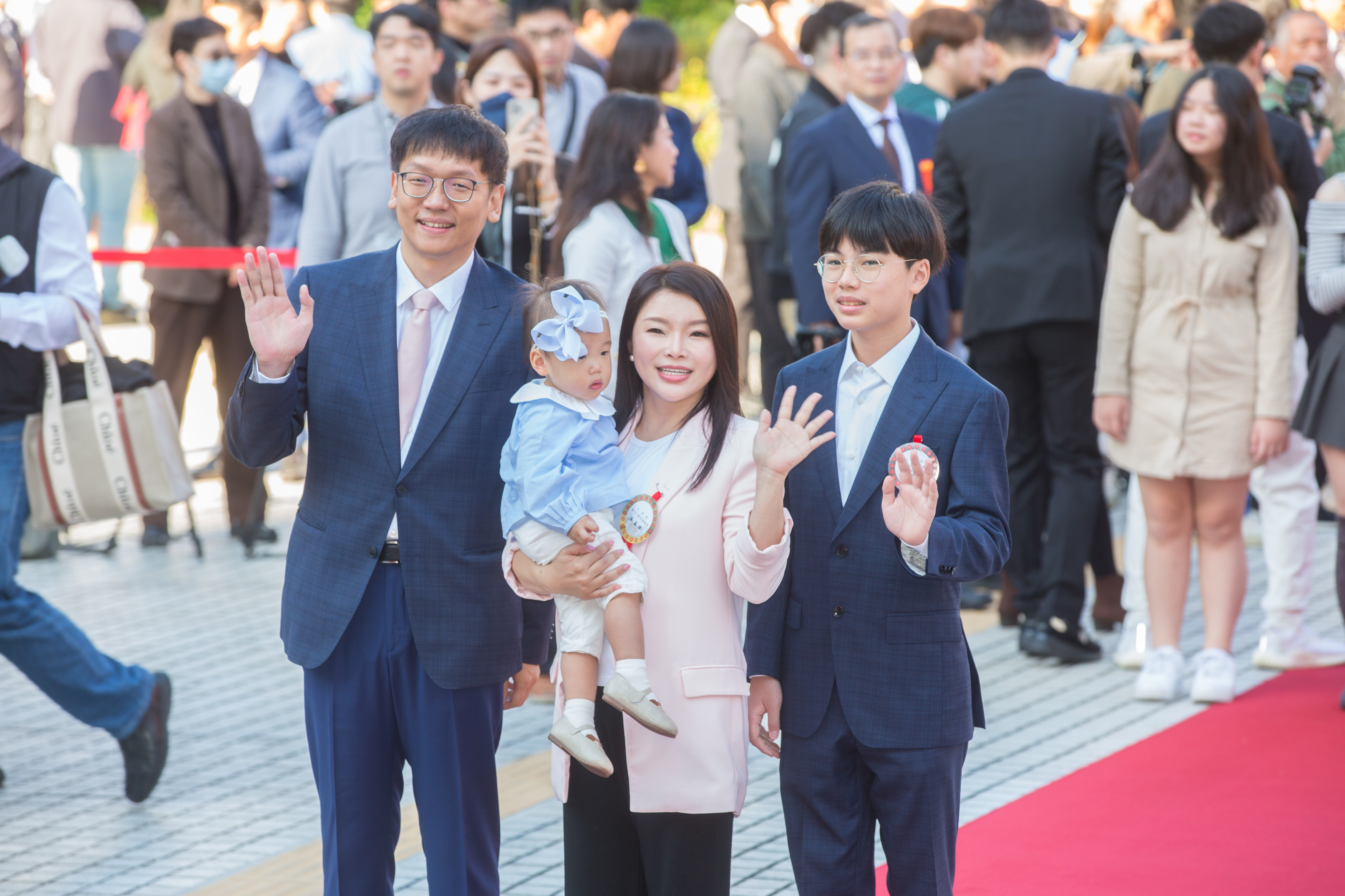 周柏吟請辭桃市觀旅局長，外傳可能是要幫老婆張嘉郡選雲林縣長。圖為2024張嘉郡立委上任紅毯。（本刊資料照）