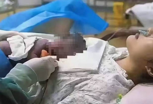 上海一名媽媽產下皮膚黝黑的男嬰，讓一旁的爸爸看得相當複雜。（翻攝自微博）